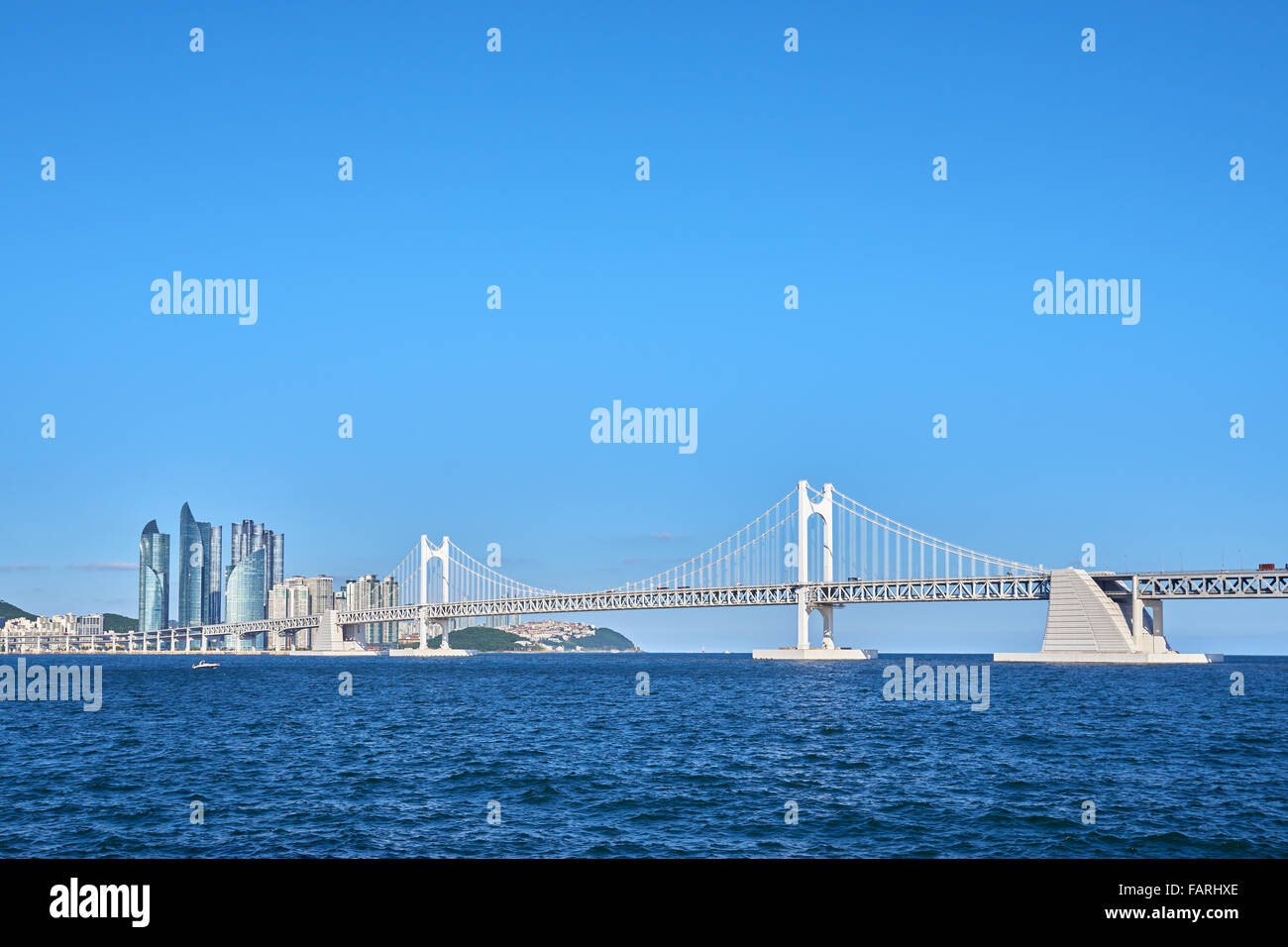 Gwangan Big-Brücke und Marinestadt in Busan, Korea. Die Hängebrücke ist ein Wahrzeichen von Busan. Stockfoto