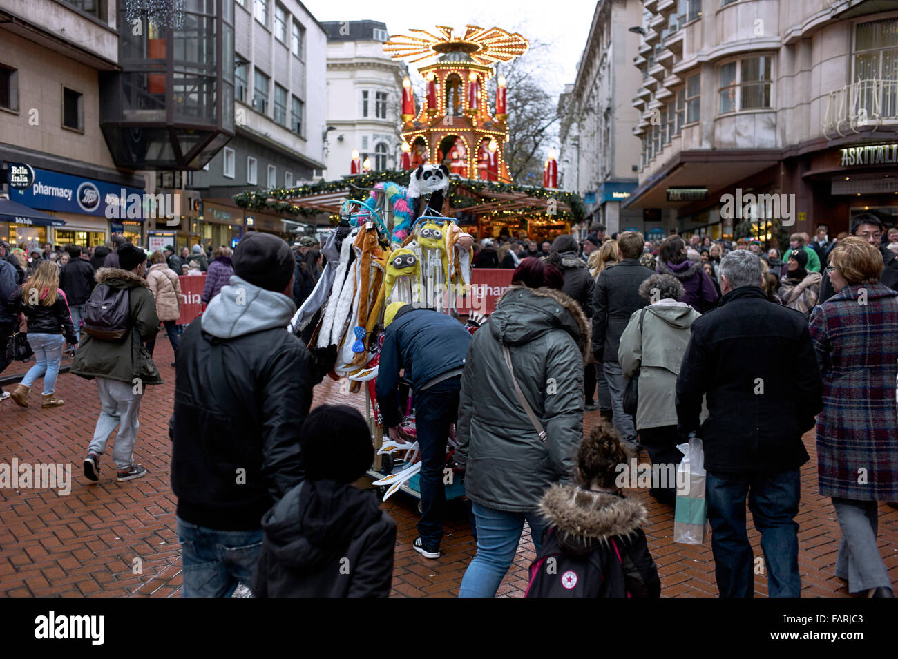Weihnachts-Einkäufer im Zentrum von Birmingham Stockfoto