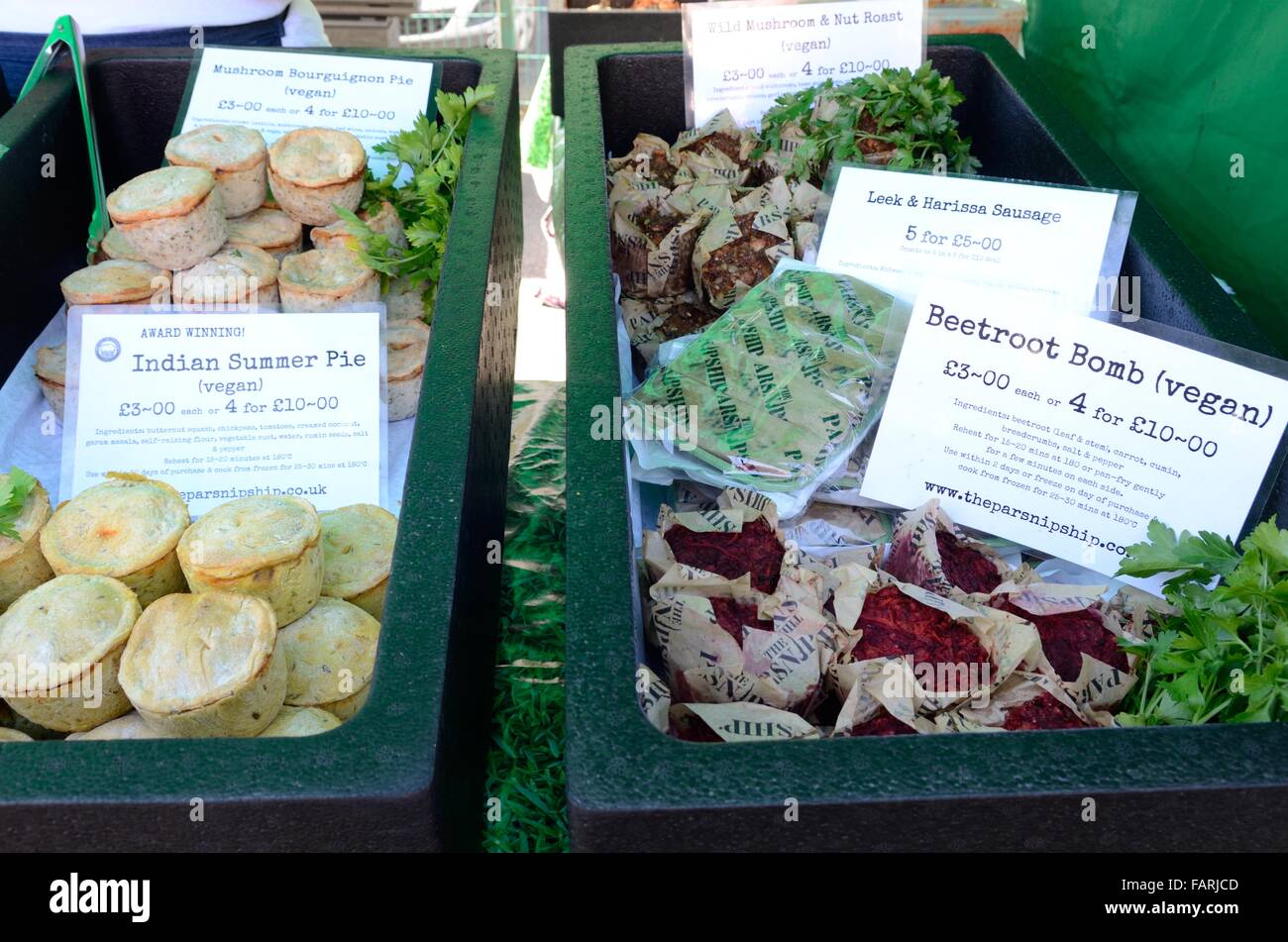 eine Auswahl an veganen und vegetarischen Speisen Narberth Food Festival Pembrokeshire Wales Cymru UK GB Stockfoto