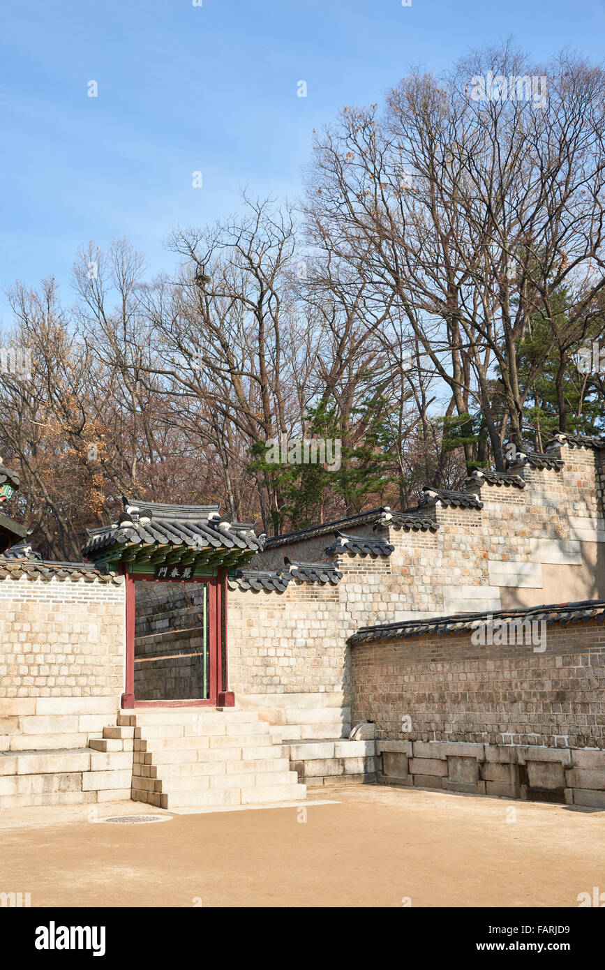Tor zur Rückseite des Daejojeon im Changdeokgung-Palast in Seoul, Korea. Stockfoto