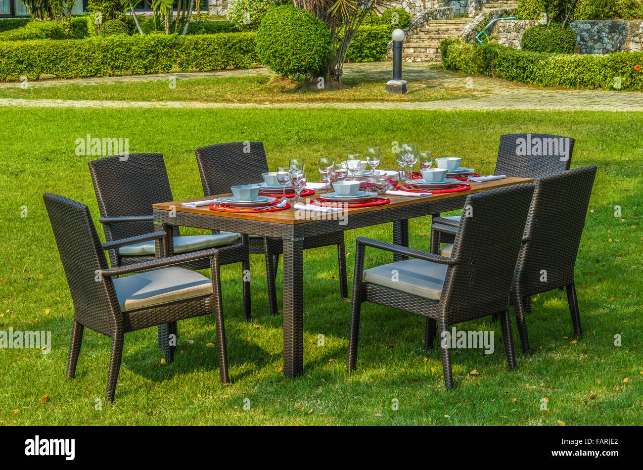 Rattan Garten Tisch und Stühle mit wasserdicht outdoor-Kissen Stockfoto