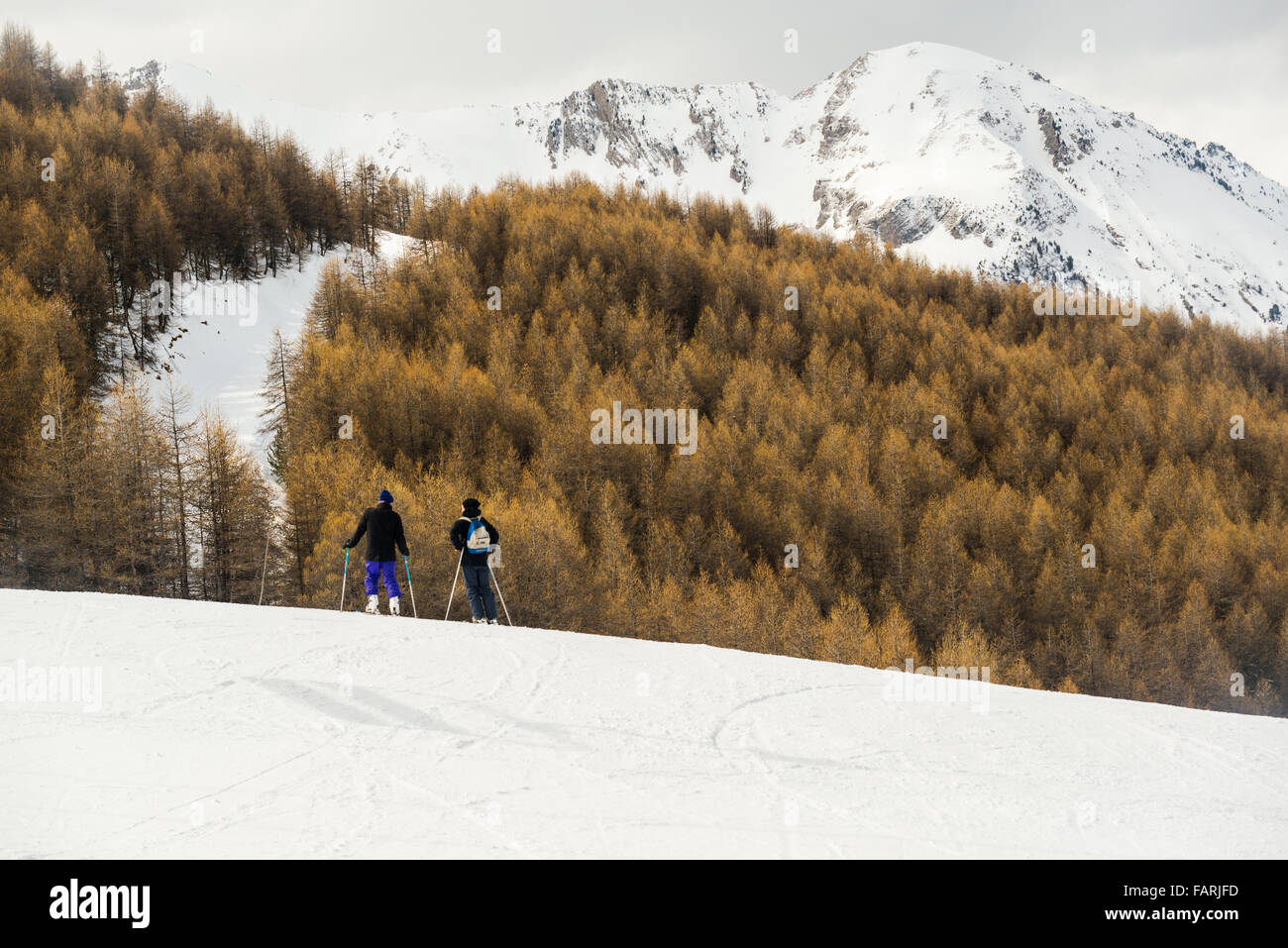 Skifahrer reiten in französischen Alpen Stockfoto