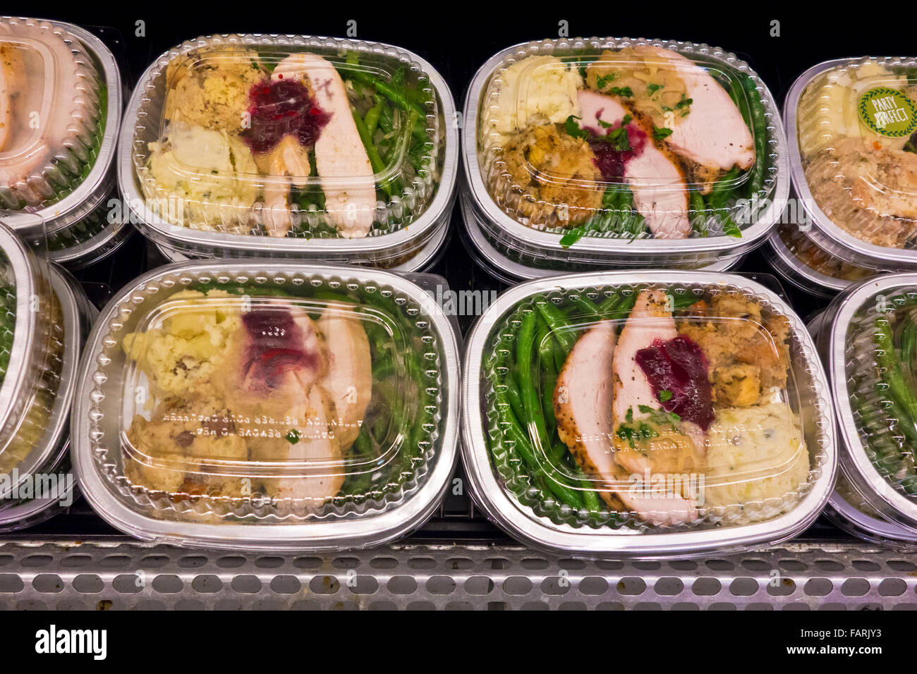 Zum mitnehmen zum Mitnehmen Container Urlaub Türkei Abendessen mit Truthahn, Füllung und Gemüse im Supermarkt-Kühler. Stockfoto