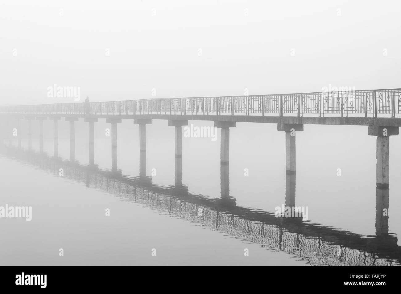 Brücke im Nebel verschwinden. schwarz-weiß Foto Stockfoto