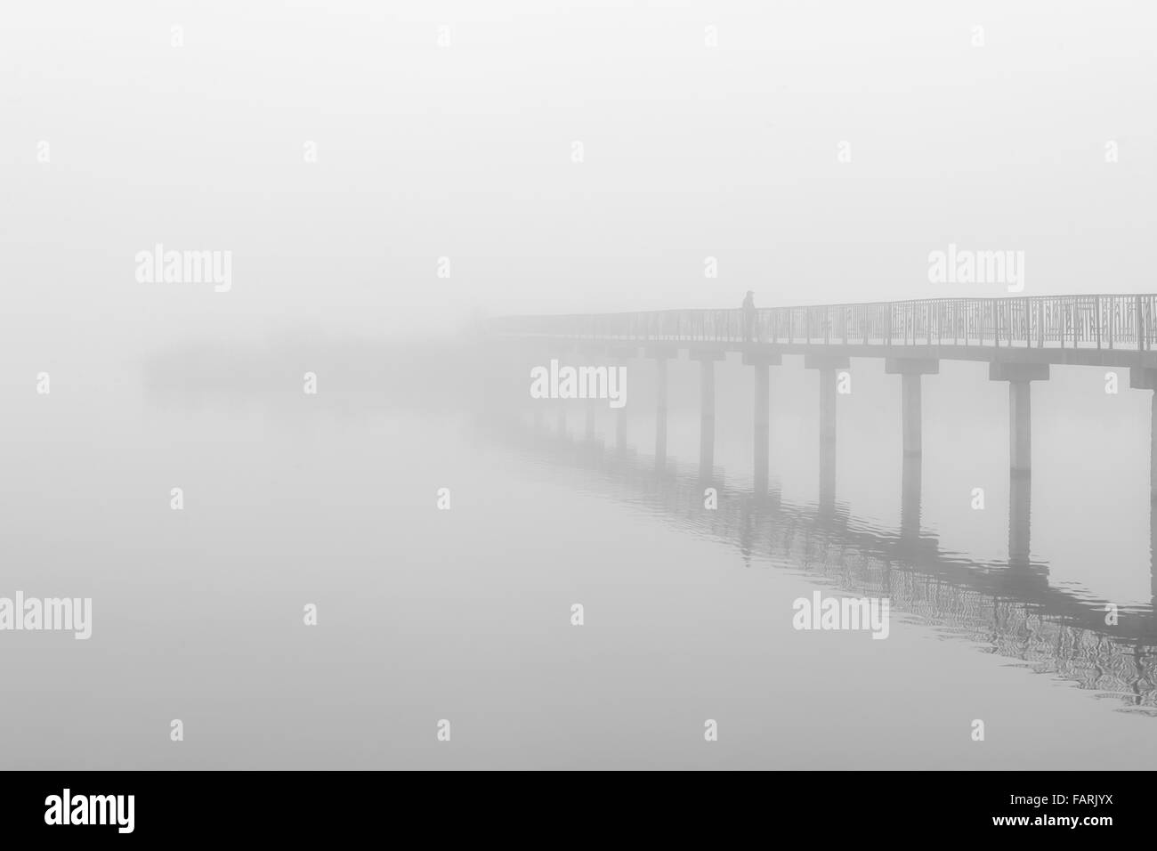 Brücke im Nebel verschwinden. schwarz-weiß Foto Stockfoto
