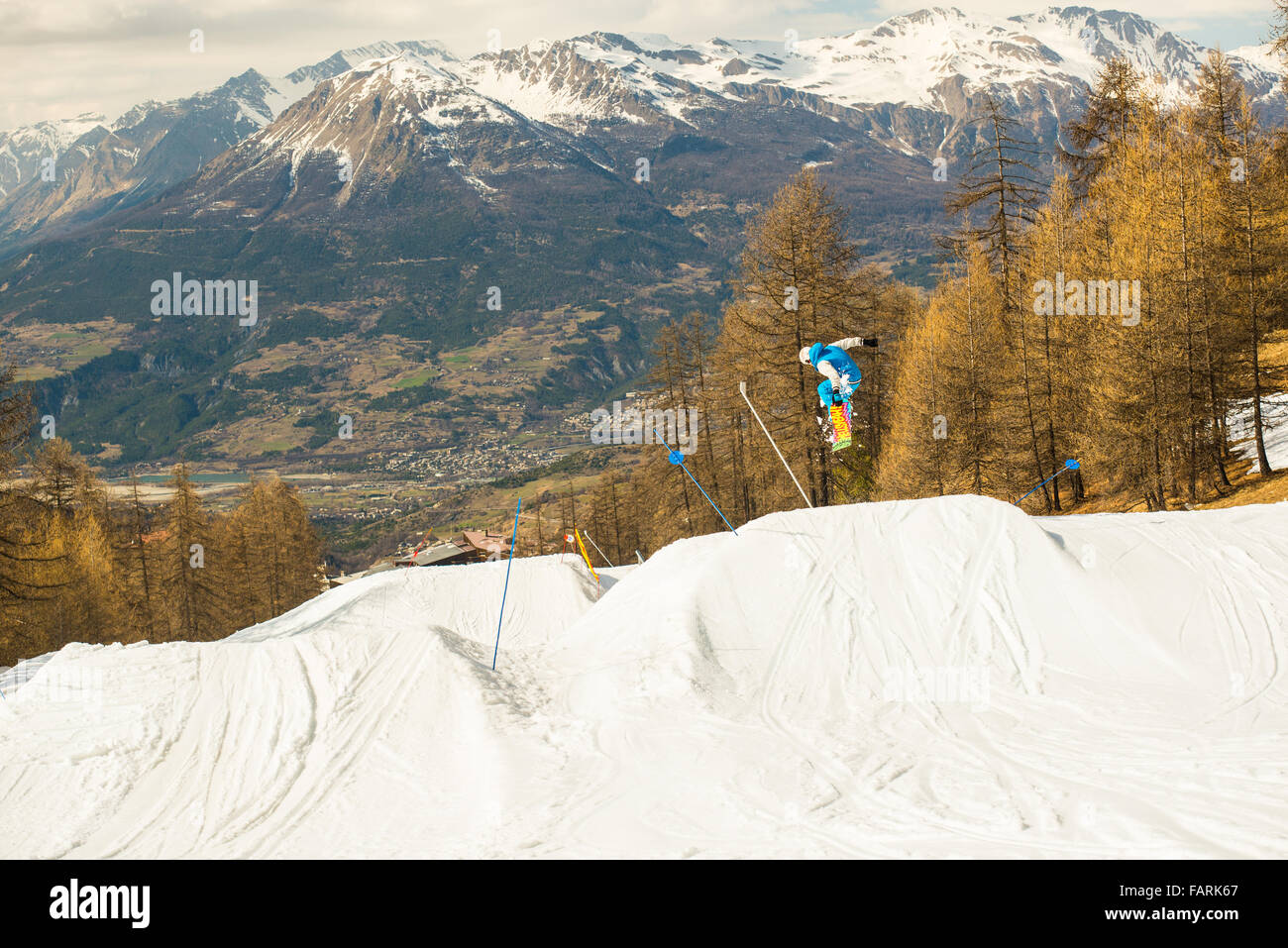 Snowboarder springen im Snowpark in französischen Alpen Stockfoto