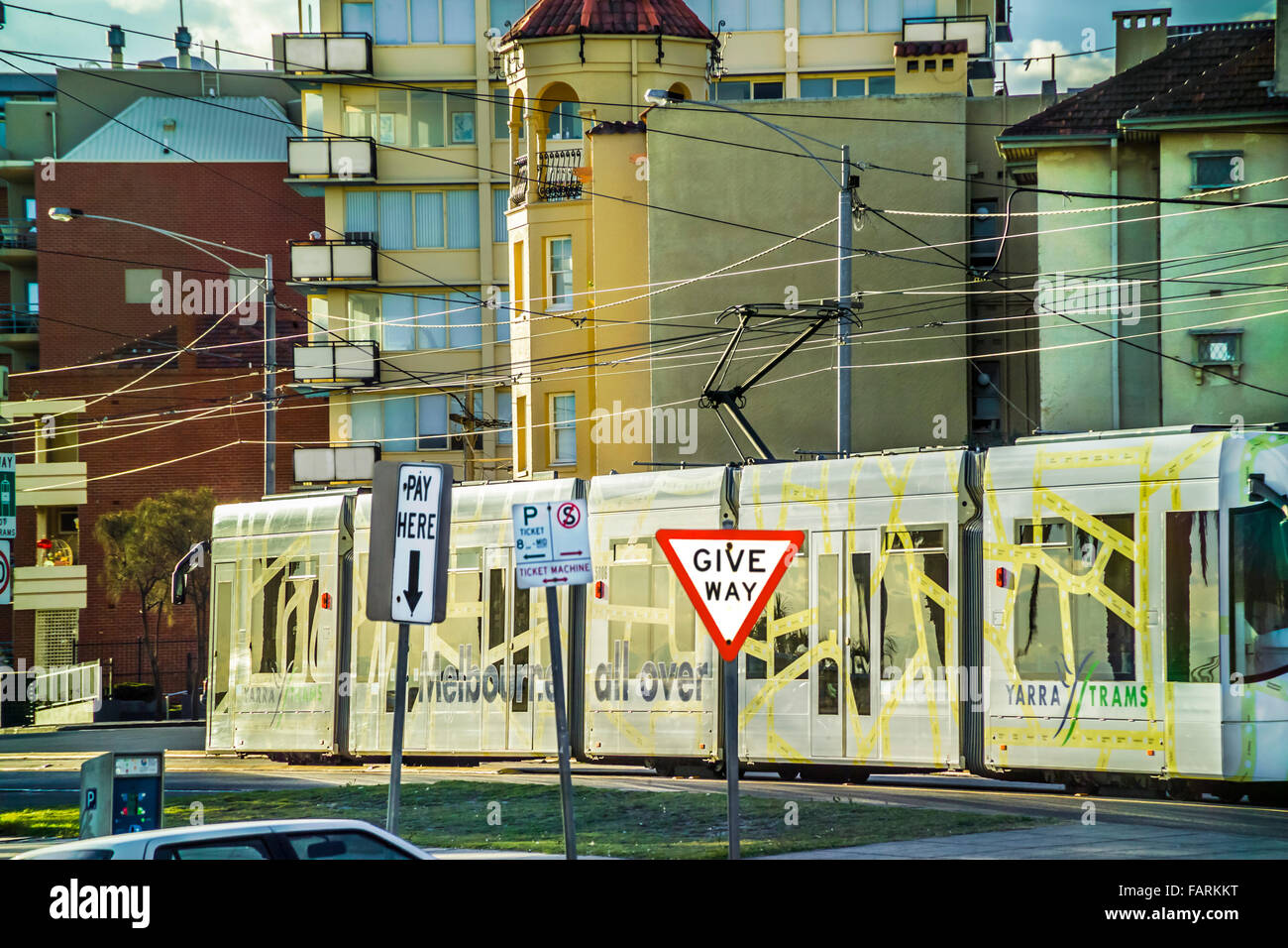 moderne geometrischer Form, die Straßenbahn Melbourne Straßenbahn Straßenschilder Drähte St Kilda-Melbourne Australien Stockfoto