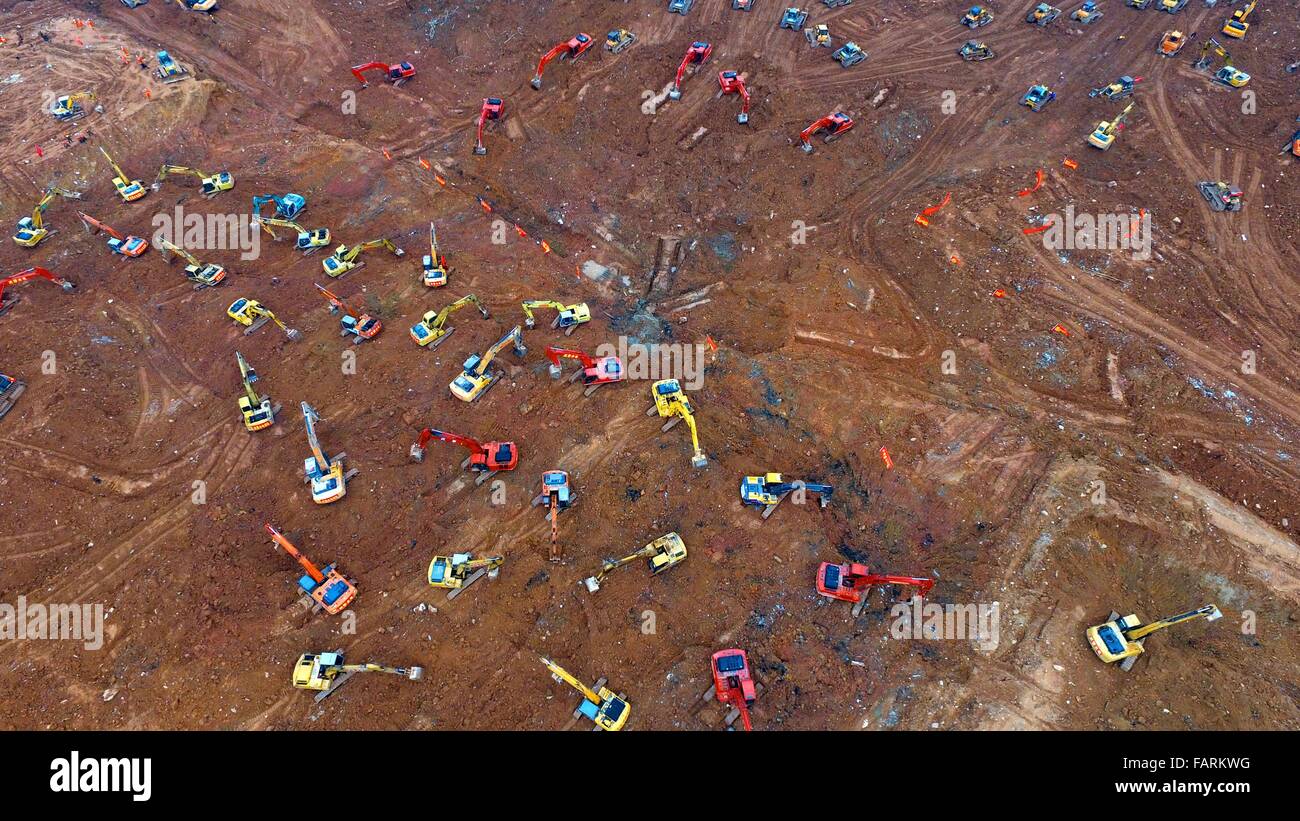 Peking, China. 28. Dezember 2015. Foto aufgenommen am 28. Dezember 2015 zeigt Bagger und Planierraupen auf der Erdrutsch Baustelle im Industriepark in Shenzhen, Guangdong Provinz Süd-China. 2015 ist die Drohne-Zeitalter. Drohne ist nicht mehr eine Hightech-militärische Ausrüstung, aber auch in Fotografie, Feuerlösch-, landwirtschaftliche Kontrolle und anderen privaten und gewerblichen Bereichen eingesetzt werden. © Lu Hanxin/Xinhua/Alamy Live-Nachrichten Stockfoto