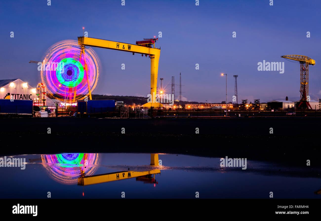 Ein Vergnügungspark befindet sich vor Samson Kran in Belfast Titanic Quarter Stockfoto