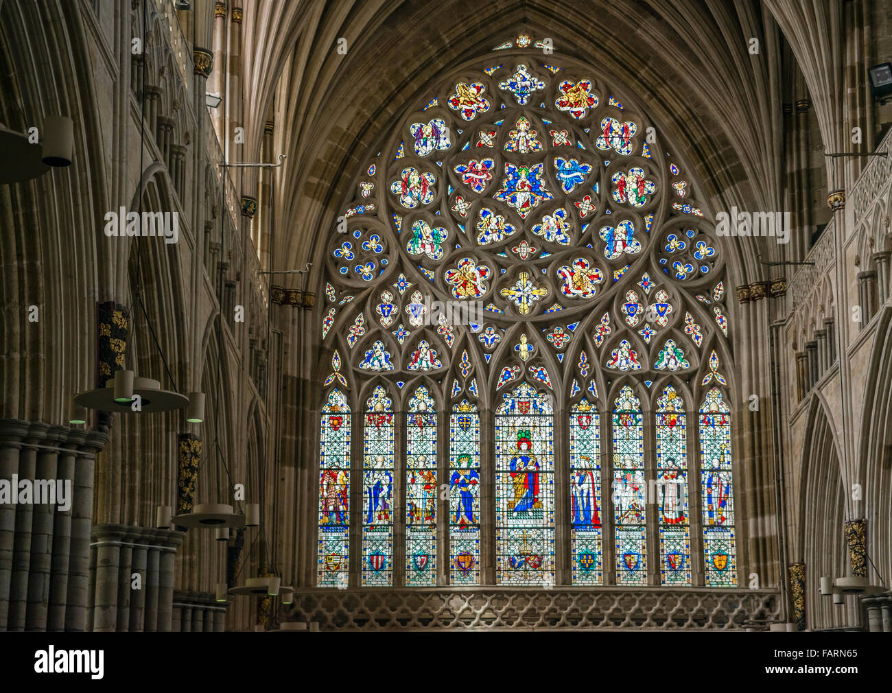 Buntes Bleiglasfenster an der Exeter Cathedral, Devon, England, Großbritannien Stockfoto