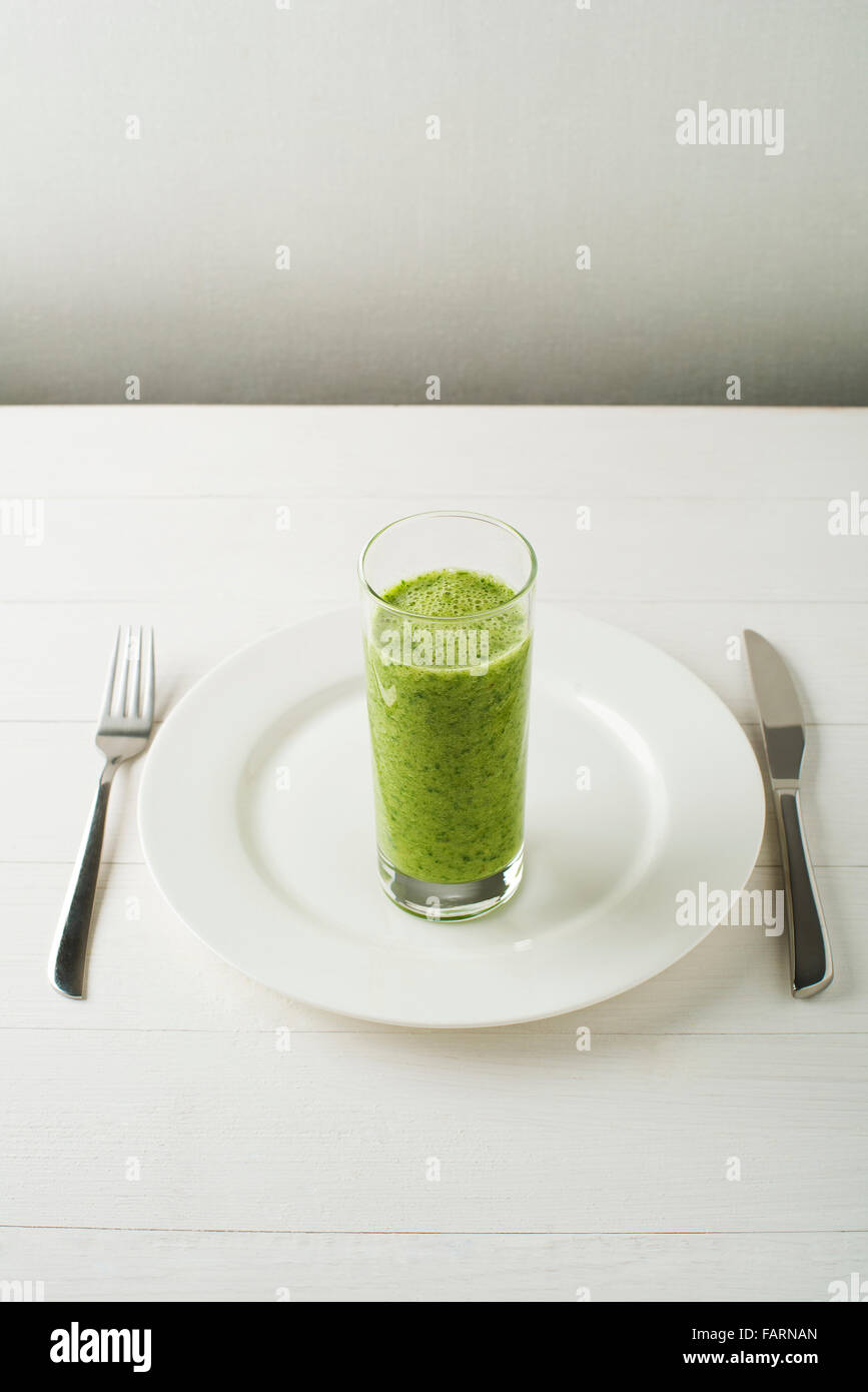 Glas von gesunden grünen Smoothie mit Gemüse und Obst. Stockfoto