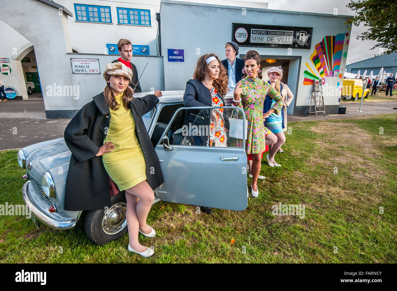 Das Goodwood Revival ist ein dreitägiges Festival im September in Goodwood Circuit gehalten für klassische Autos und Kostüme. Frauen in den sechziger Jahren Zeitraum Kleid Stockfoto