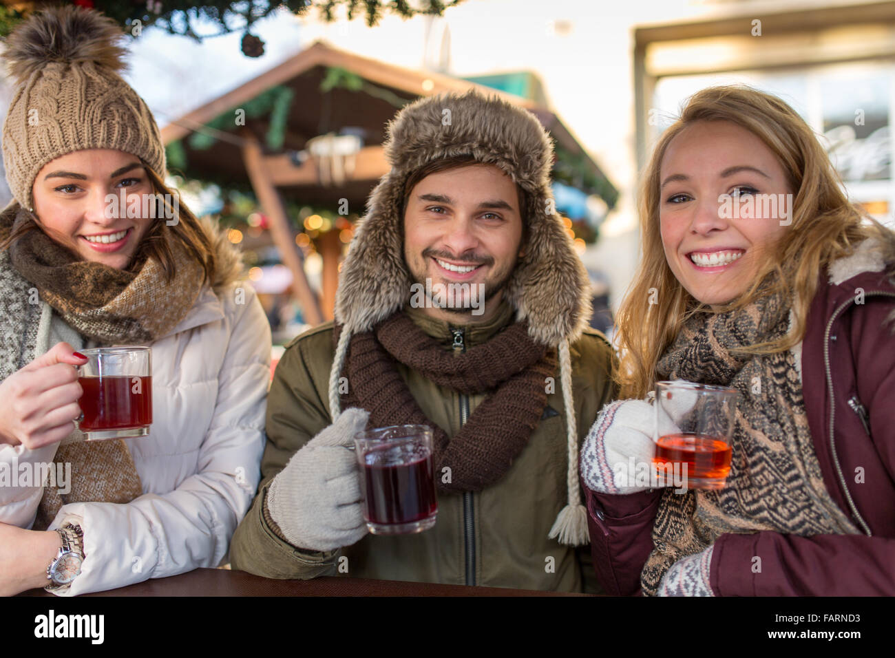 Paare, Freunde, Mann, Frau, viel Spaß auf dem Weihnachtsmarkt Stockfoto