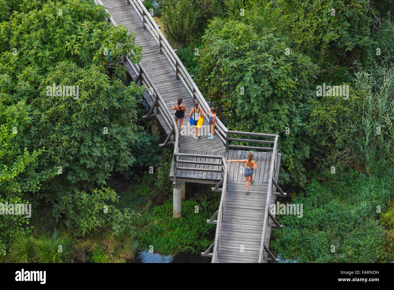 Touristen Fuß über die Holzbrücke in Nationalpark Krka in der Nähe von Roski slap Stockfoto