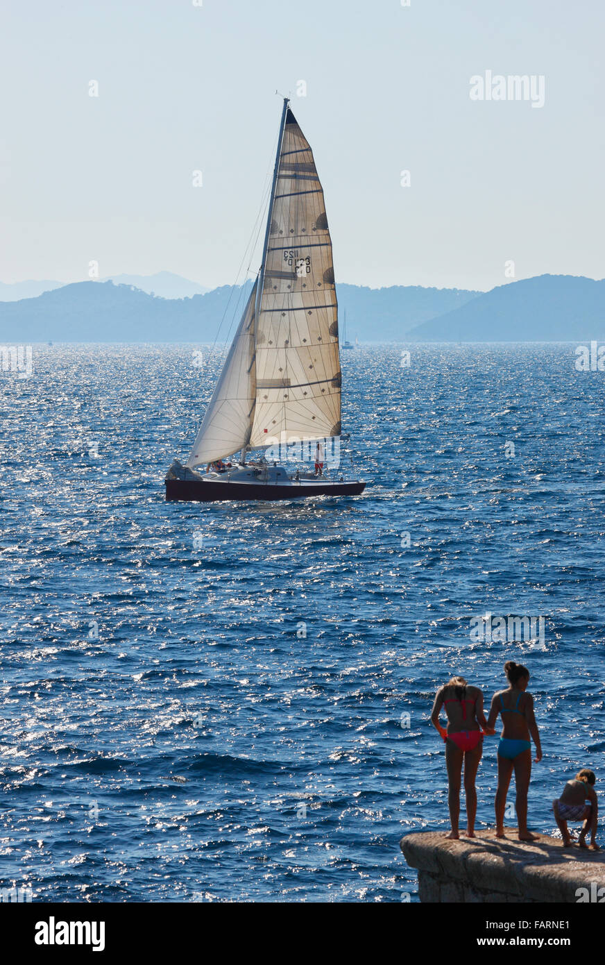 Segelboot im kroatischen Meer in der Nähe von Dubrovnik Stockfoto