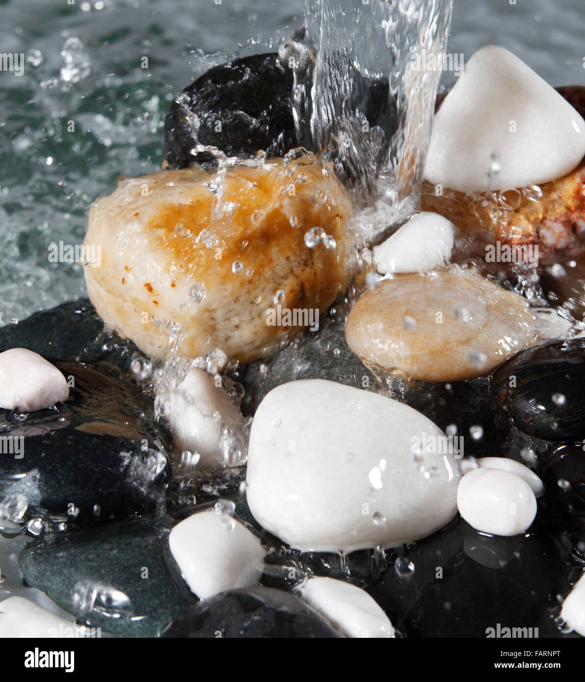 Wasser wird auf Steinen spritzte. Stockfoto