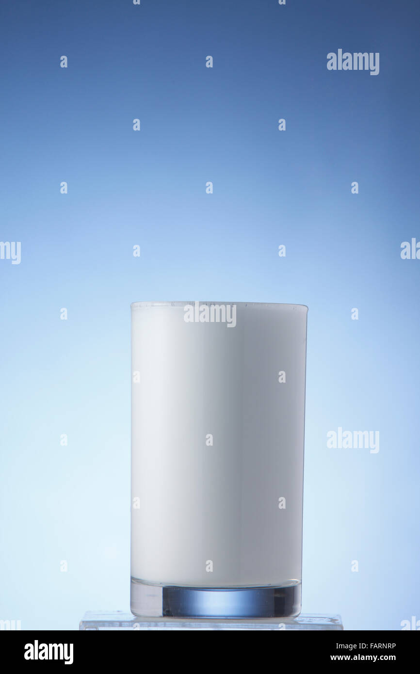 Ein Glas Milch in eine Tasse. Stockfoto