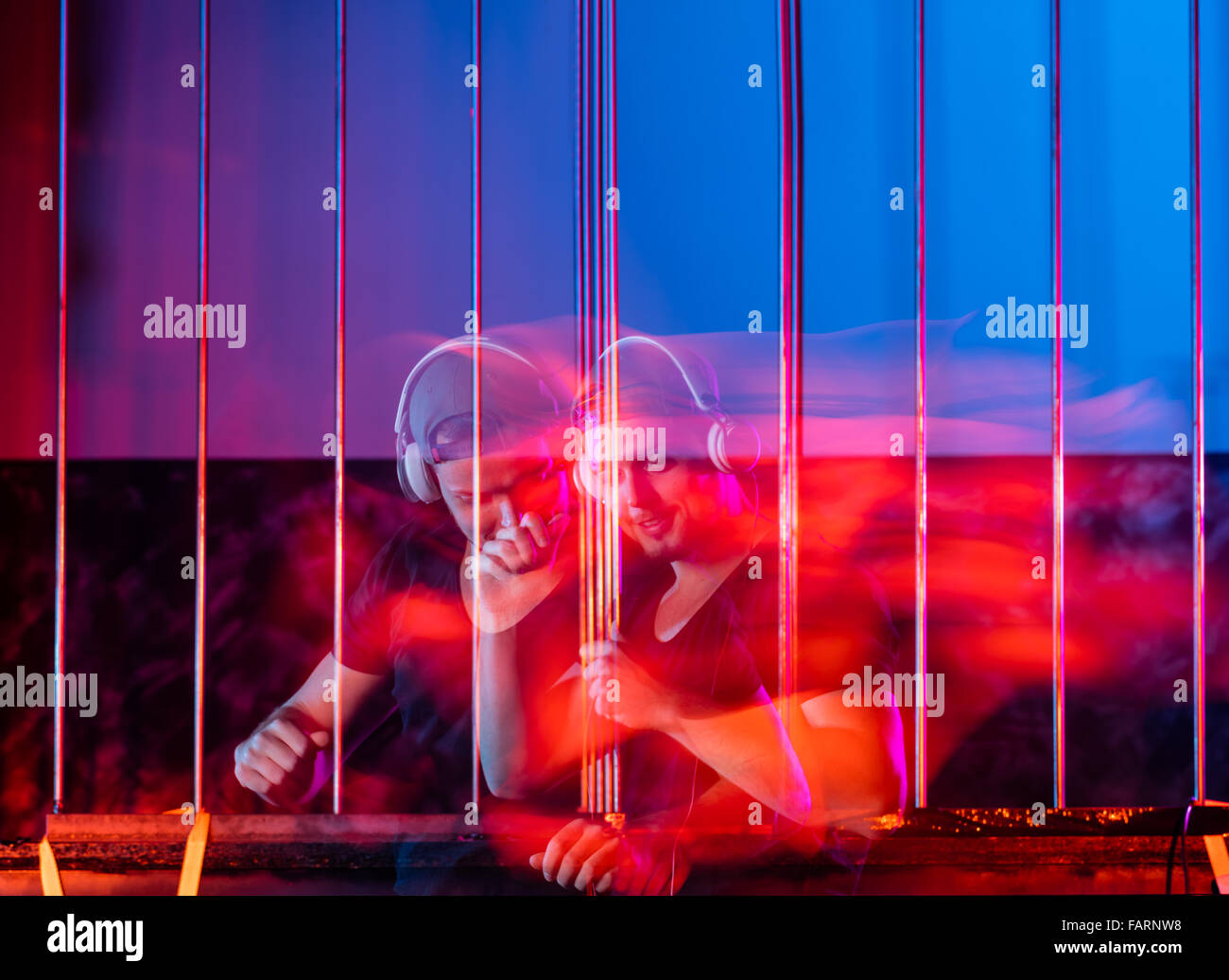 DJ Man mischen elektronische Musik auf der Bühne im abstrakten Unschärfe Kunst portrait Stockfoto