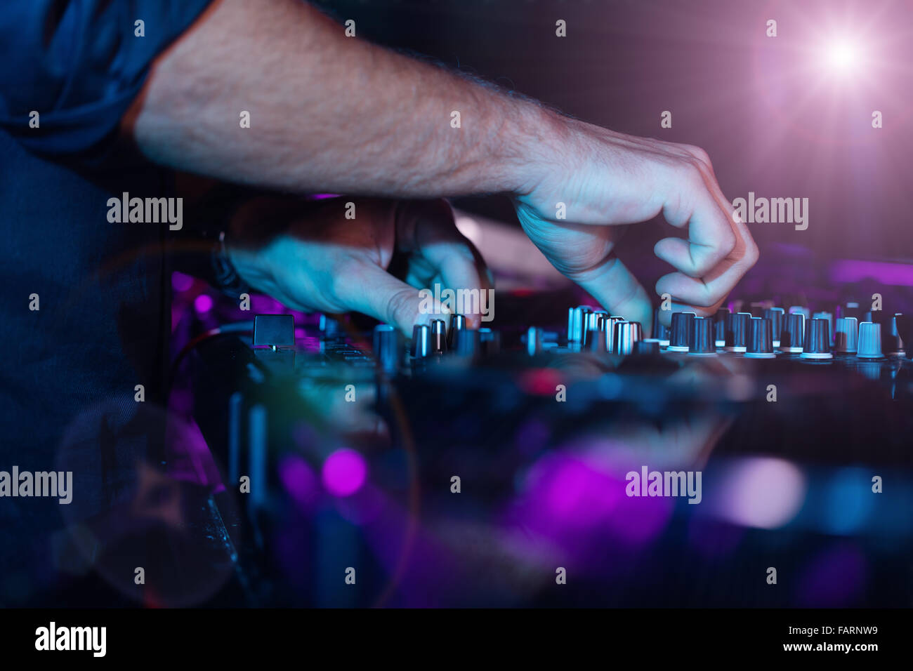 Detail des dj's Hände auf Konsole Stockfoto