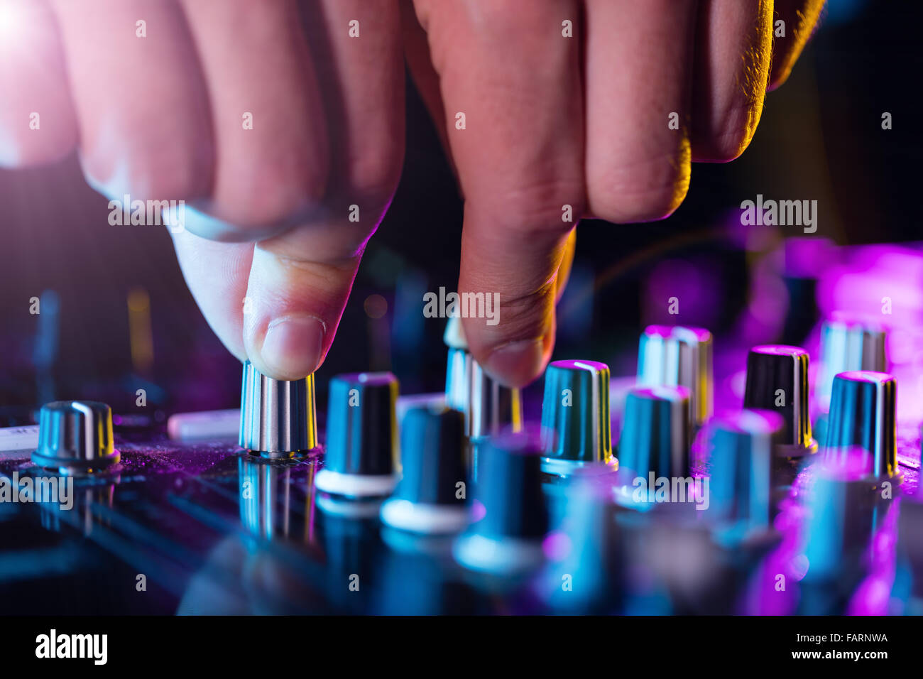 Detail des dj's Hände auf Konsole Stockfoto
