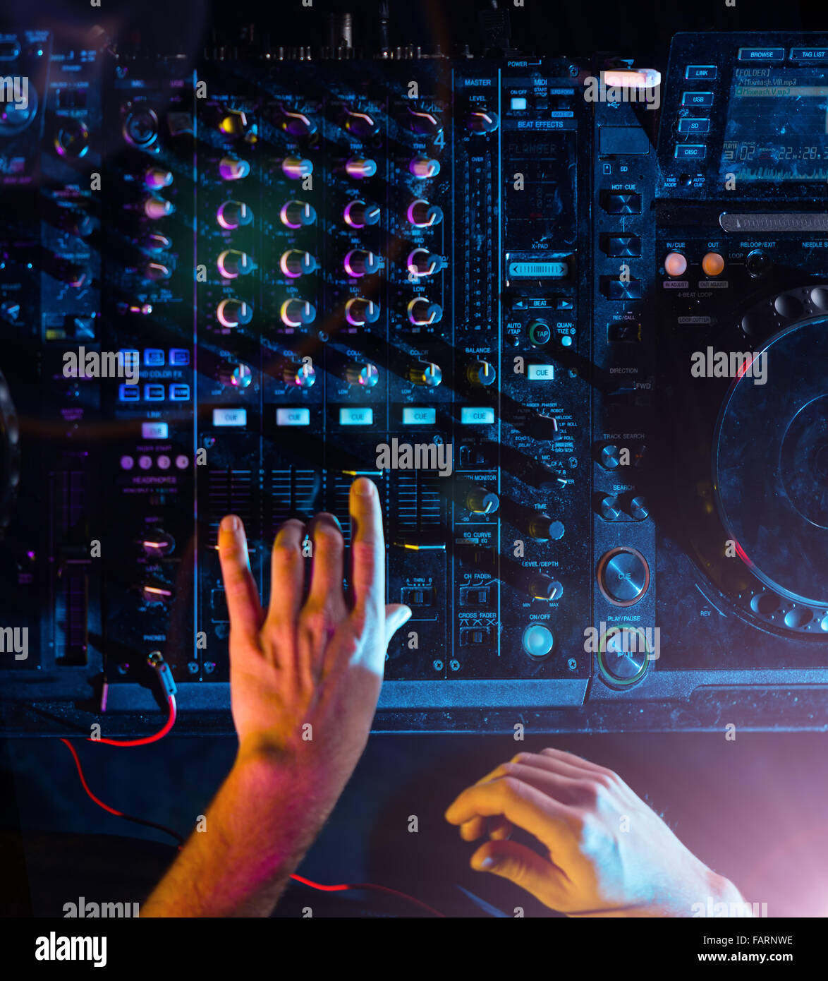 Detail des dj's Hände auf Konsole Stockfoto