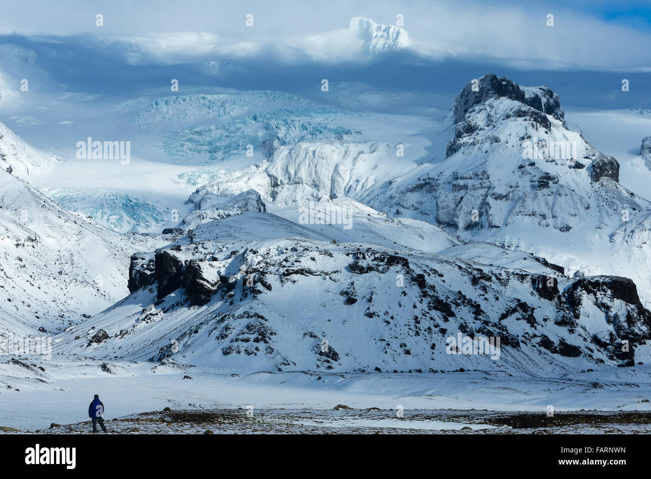 Einsame Figur schaut auf den Gipfel des Mount Hvannadalshnjukur in Island Stockfoto