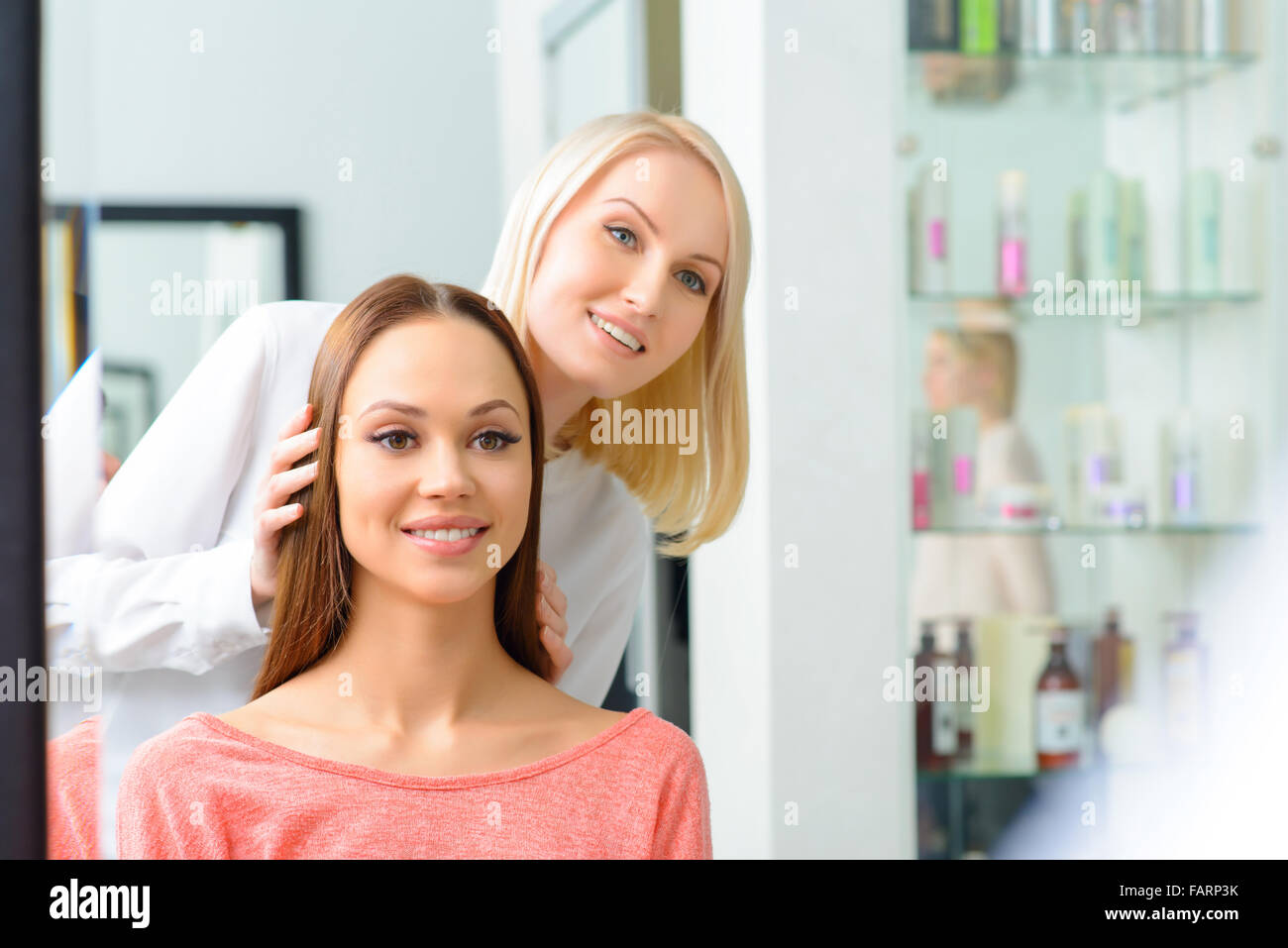 Stylist zeigt Frisur zu ihrem Kunden. Stockfoto