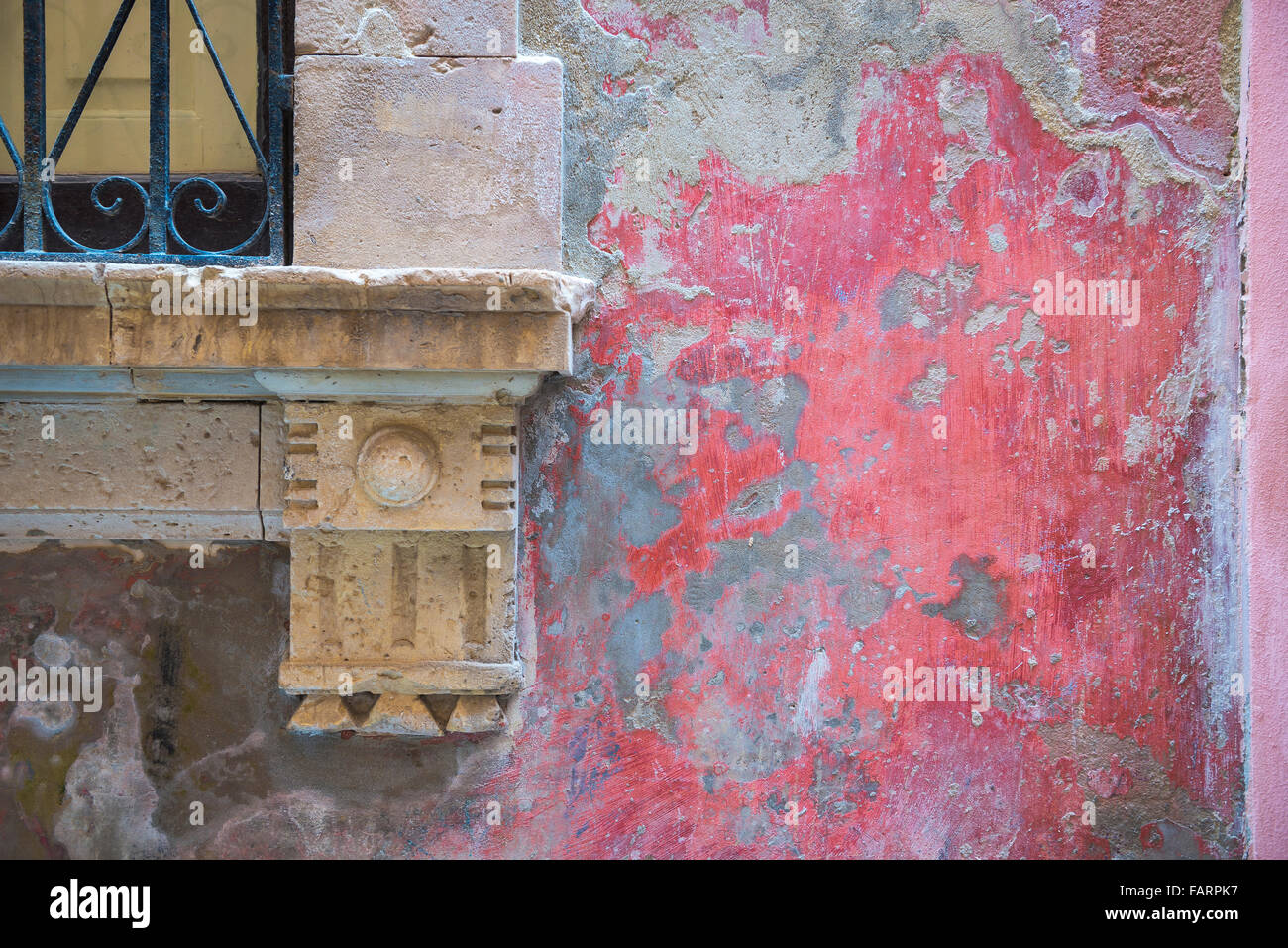 Wand Italien alte, detail von eine verblasste und verwitterten Patch der roten Stuck an der Wand in der historischen Altstadt von Ortigia, Syrakus, Sizilien. Stockfoto