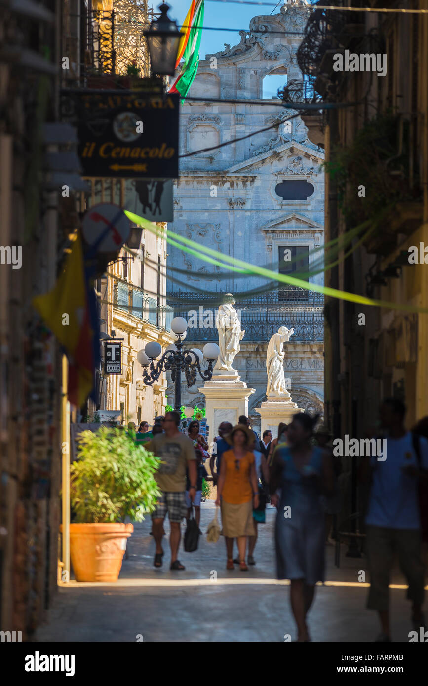 Italien Straße Sommer, Blick auf die Via Saverio Landolina in der Altstadt von Ortigia, Syrakus, Sizilien. Stockfoto