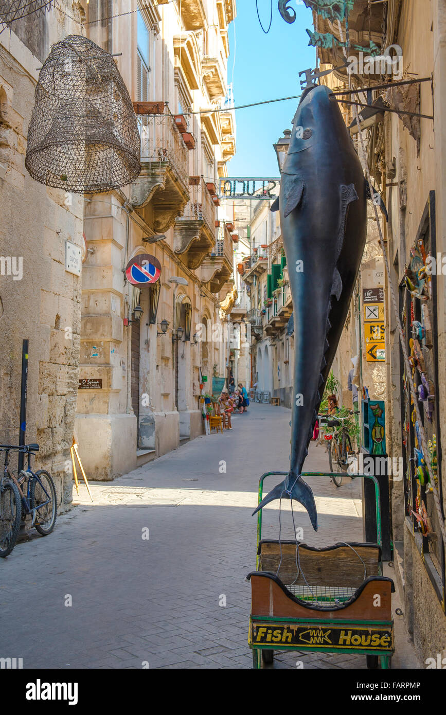 Hai Italien, Blick auf einen großen aufblasbaren Hai auf dem Display vor einem Fischgeschäft in der Altstadt von Ortigia Island, Syrakus, Sizilien, Italien Stockfoto