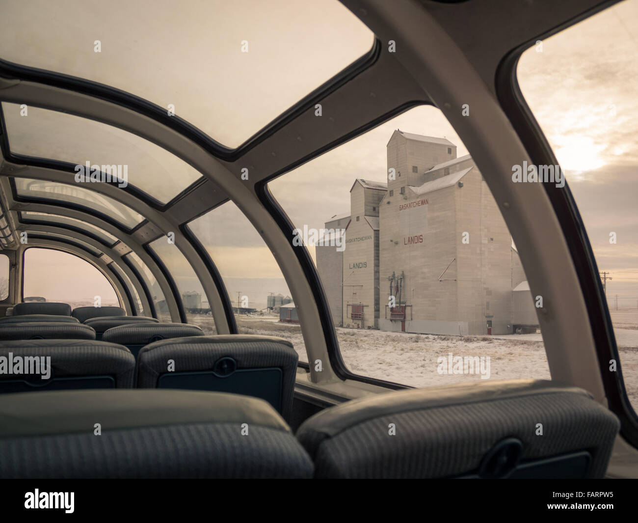 Getreidesilos in Landis, Saskatchewan, wie gesehen von der Kuppel-Auto von der Via Rail Canada Canadian trainieren. Stockfoto