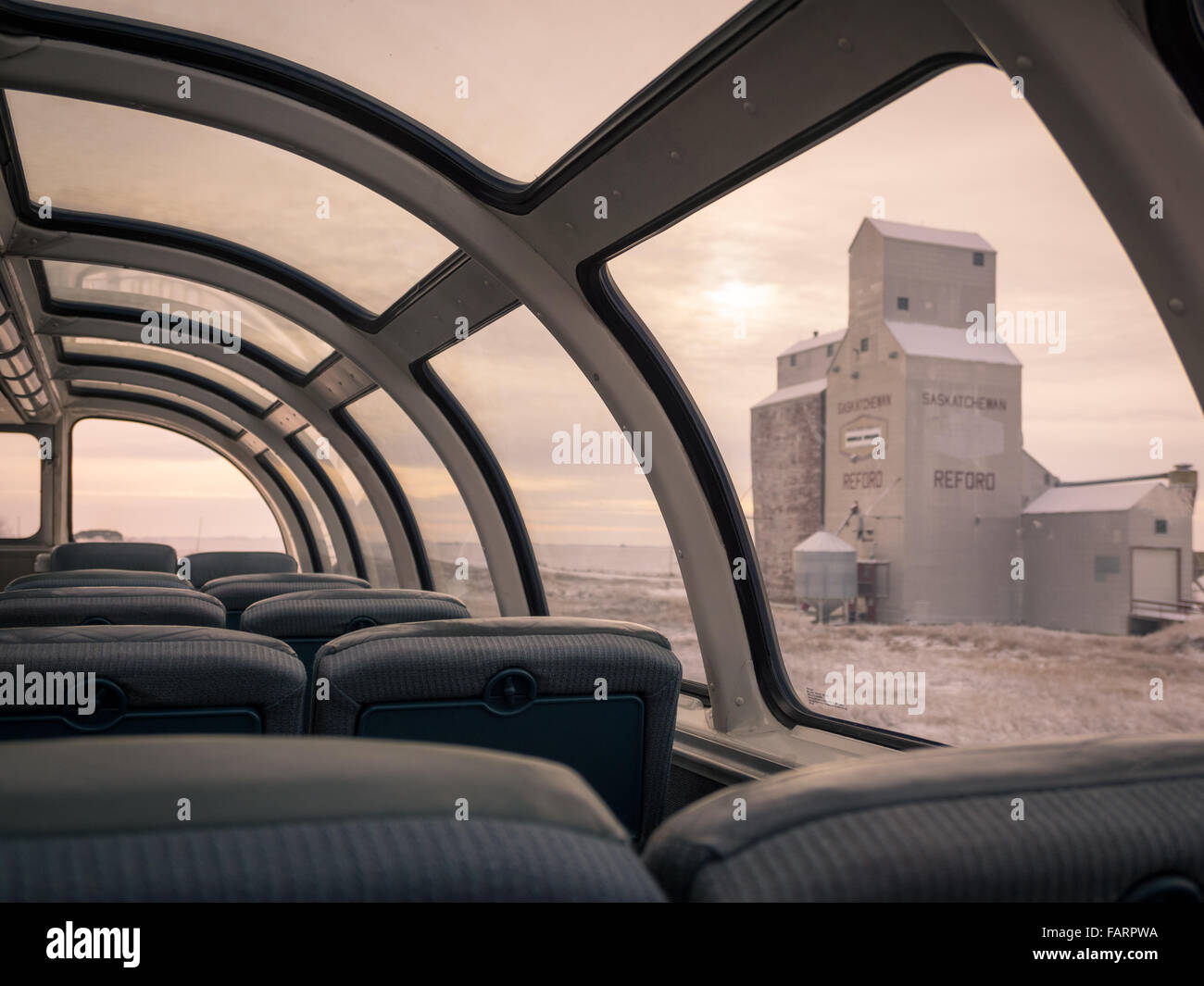 Ein Getreidesilo in der Geisterstadt von Reford, Saskatchewan, wie gesehen von der Kuppel-Auto von der Via Rail Canada Canadian trainieren. Stockfoto