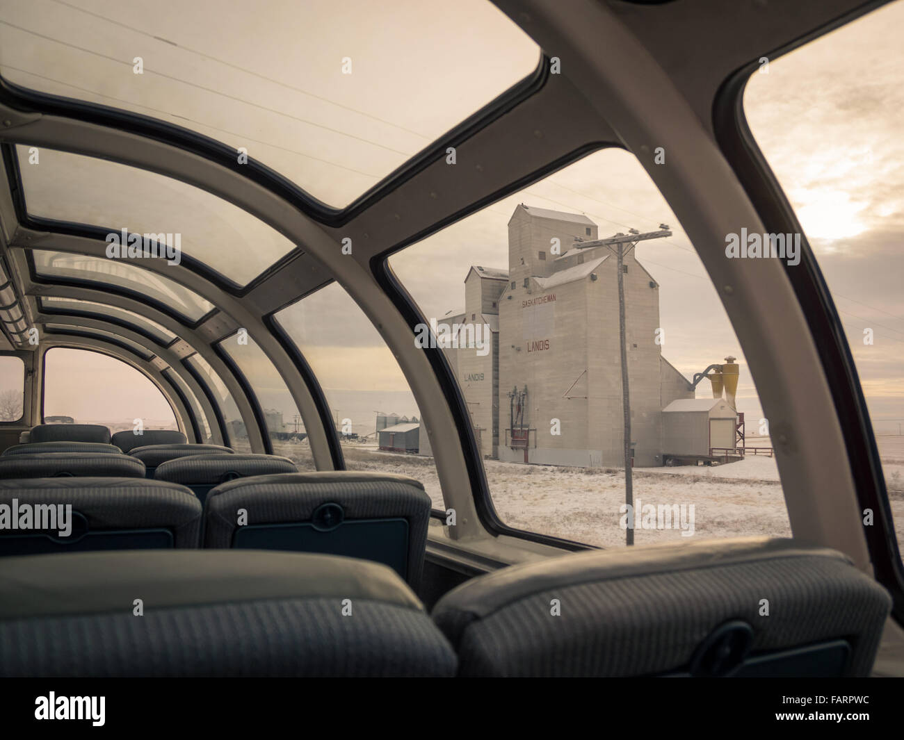 Getreidesilos in Landis, Saskatchewan, wie gesehen von der Kuppel-Auto von der Via Rail Canada Canadian trainieren. Stockfoto