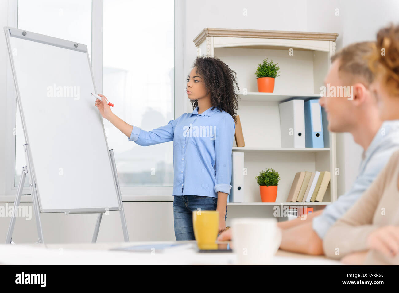 Drei Kollegen in der Mitte des informellen Treffens. Stockfoto