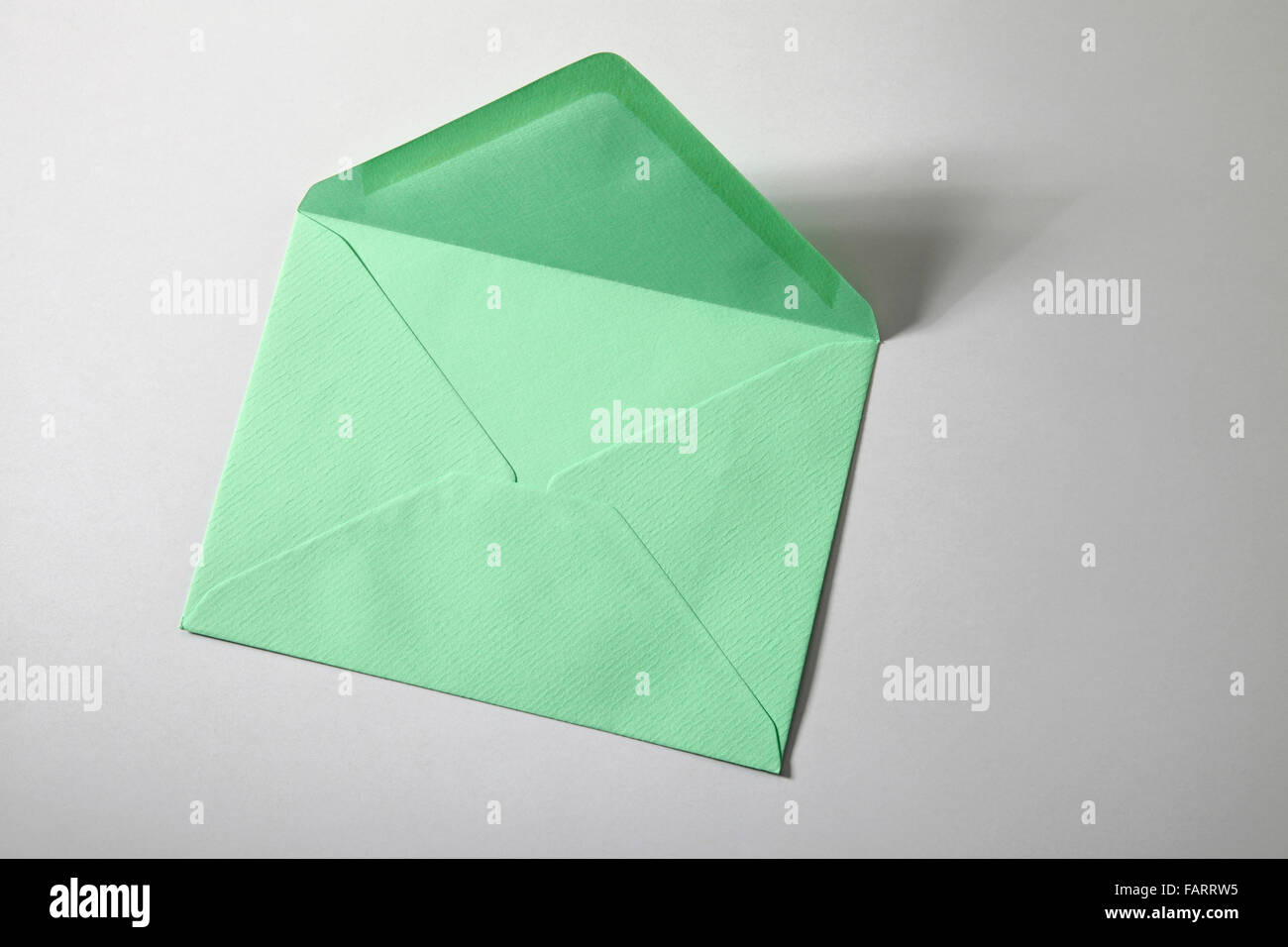 Umschlag in einfarbigen Hintergrund Stockfoto