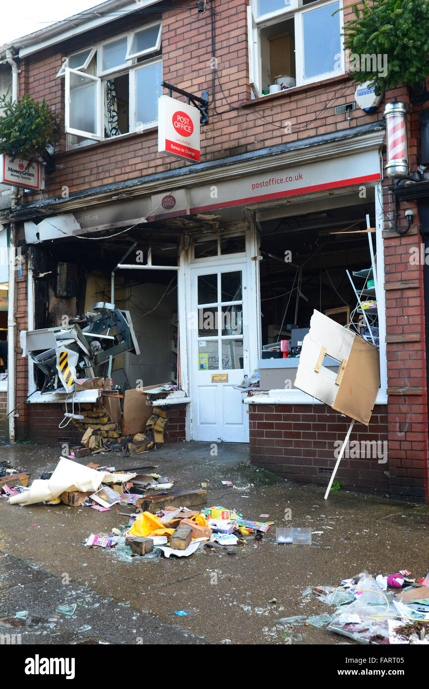 Bristol, UK. 4. Januar 2016. Lange Ashton Dorf Postamt wo Diebe Cash-Maschine in die Luft sprengten. Bildnachweis: Robert Timoney/Alamy Live-Nachrichten Stockfoto