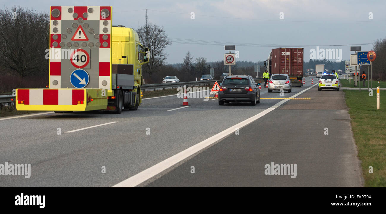 Flensburg, Deutschland. 4. Januar 2016. Dänische Polizisten patrouillieren der deutsch-dänischen Grenzübergang Ellund Autobahn 7 in der Nähe von Flensburg, Deutschland, 4. Januar 2016. Dänemark hat zufällig Passkontrollen an der deutschen Grenze, begrenzen die Zahl der Flüchtlinge vorübergehend wieder eingestellt. Foto: BENJAMIN NOLTE/Dpa/Alamy Live News Stockfoto