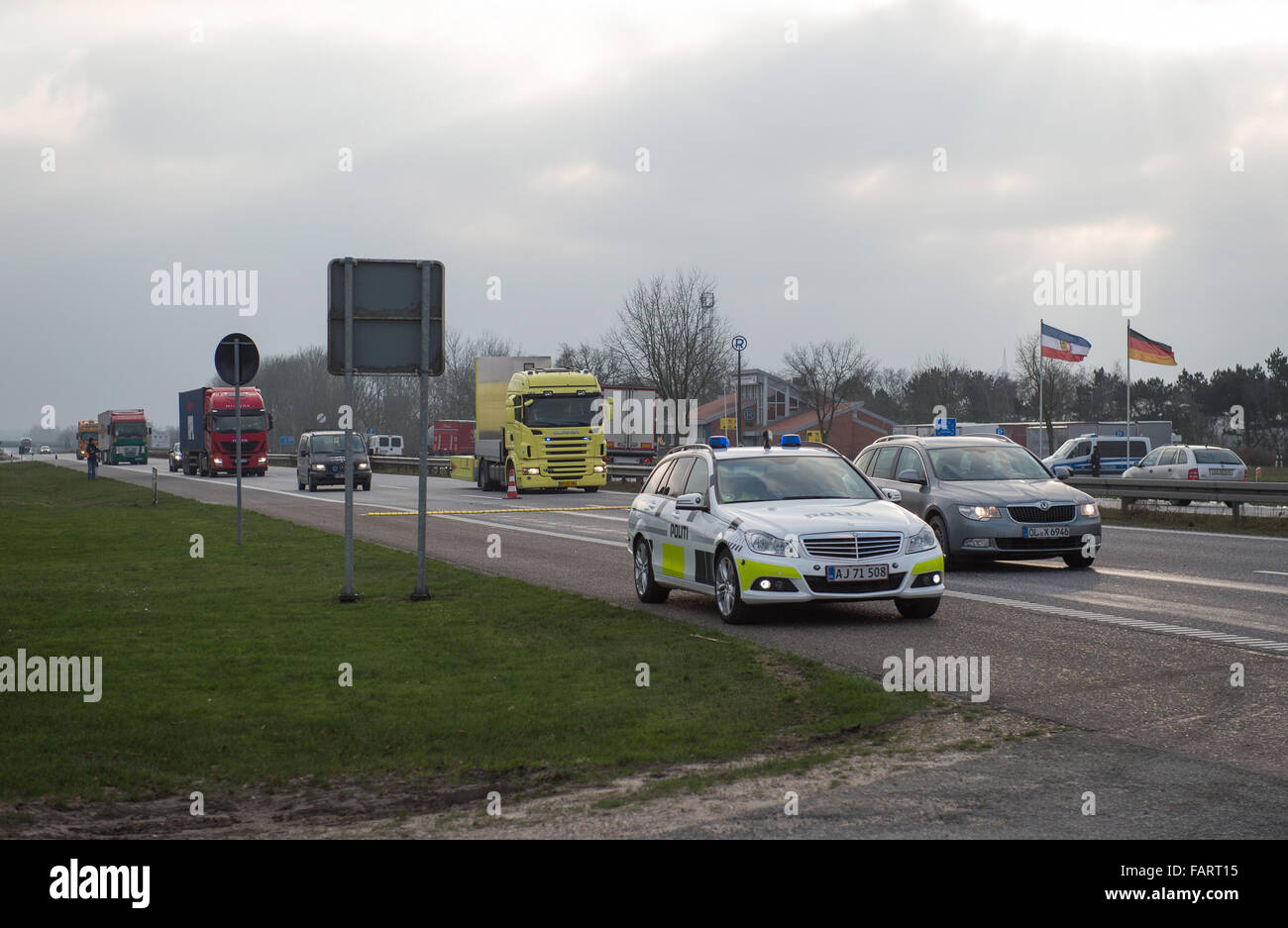 Flensburg, Deutschland. 4. Januar 2016. Dänische Polizisten patrouillieren der deutsch-dänischen Grenzübergang Ellund Autobahn 7 in der Nähe von Flensburg, Deutschland, 4. Januar 2016. Dänemark hat zufällig Passkontrollen an der deutschen Grenze, begrenzen die Zahl der Flüchtlinge vorübergehend wieder eingestellt. Foto: BENJAMIN NOLTE/Dpa/Alamy Live News Stockfoto