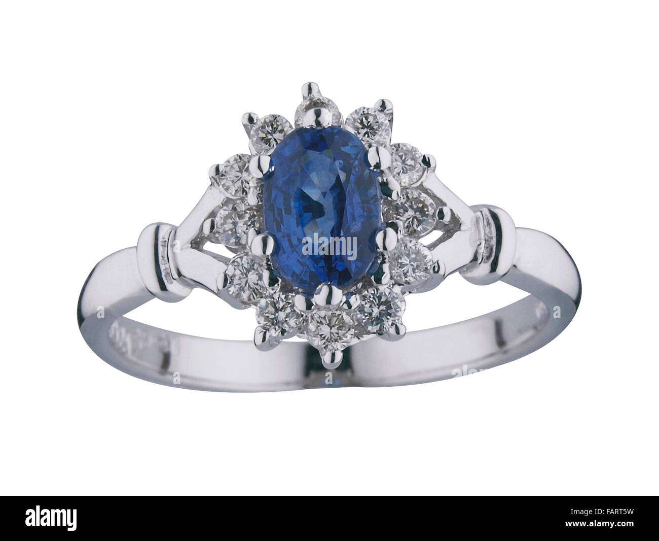 Weißgold Ring mit einer großen Prinzessin Schnitt Diamant isoliert auf einem weißen Hintergrund-Beschneidungspfad. Stockfoto