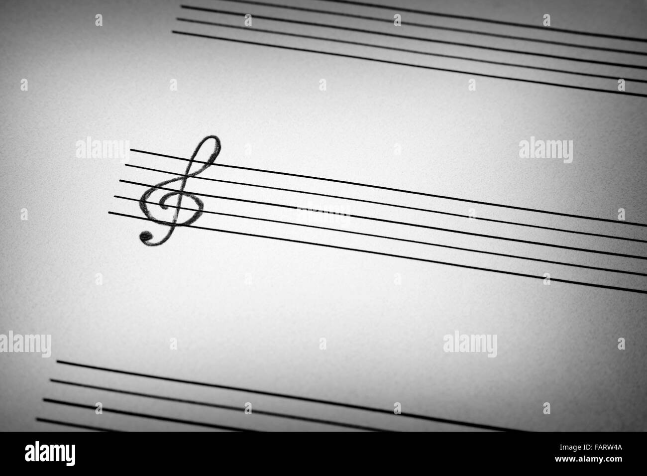Violinschlüssel auf einem typischen fünf-Linien-Notensystem. Stockfoto