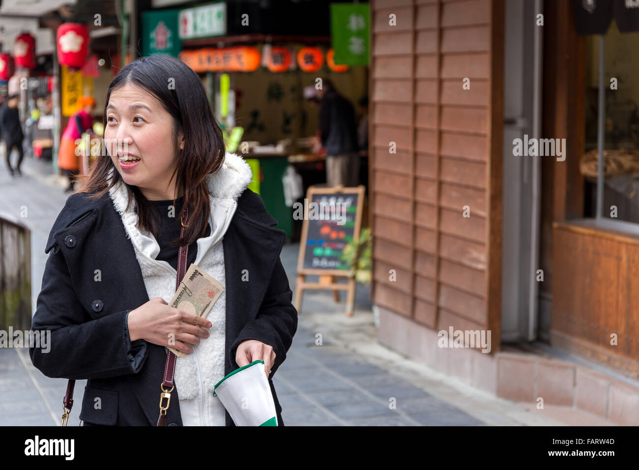 Asiatische Frau einkaufen in geöffneten Frischmarkt. Stockfoto