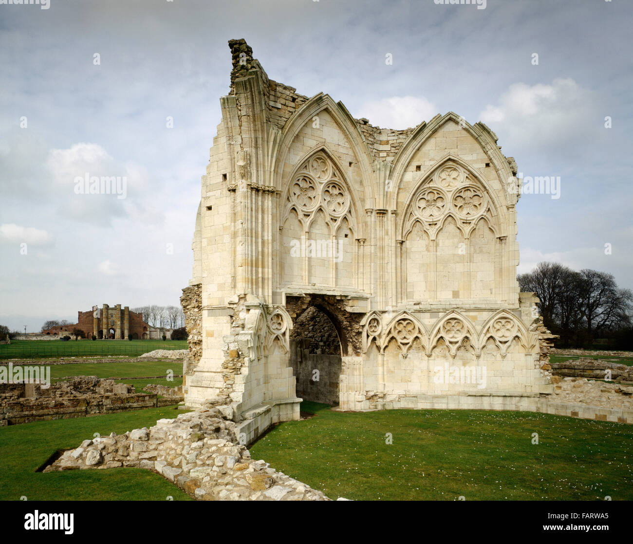 THORNTON Abtei, North Lincolnshire. Reste der achteckige Kapitel Haus gesehen aus dem Osten, mit dem Torhaus über. Stockfoto