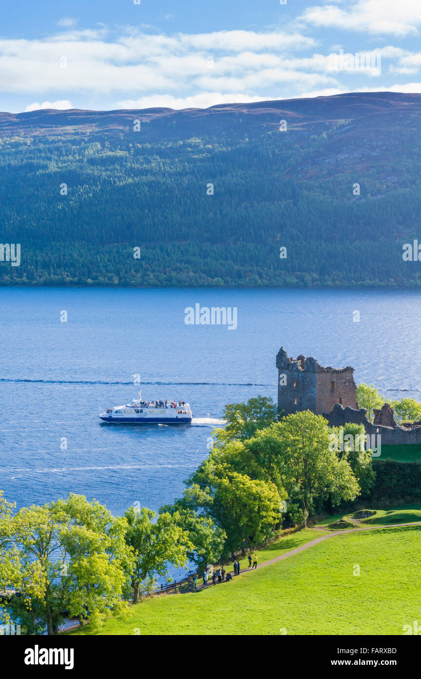 Loch Ness Cruise Boot vorbei in der Nähe von Urquhart Castle neben Loch Ness auf Strone Point Hochland von Schottland Großbritannien GB EU Europa Stockfoto