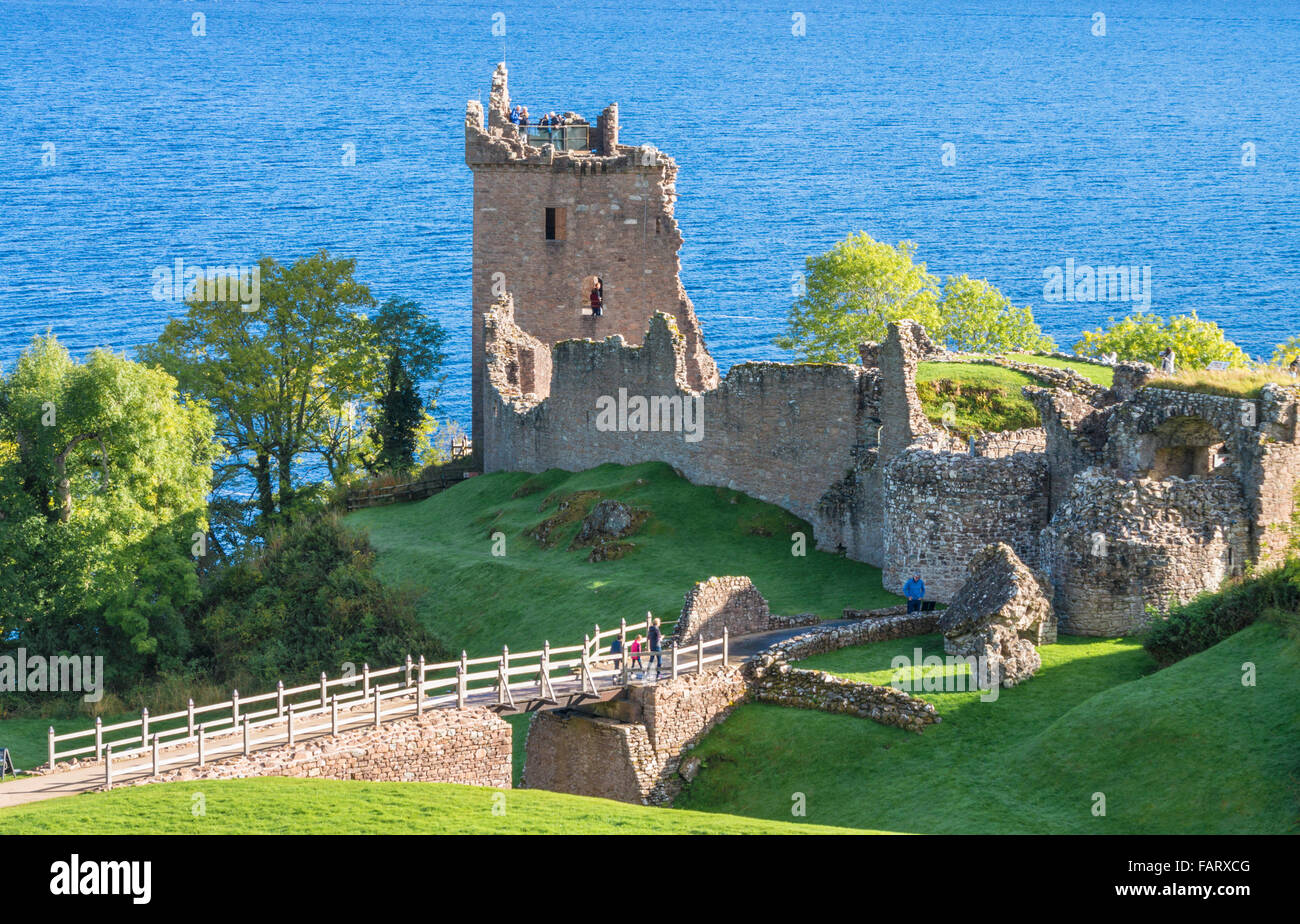 Urquhart Castle neben Loch Ness auf Strone Point in der Nähe von Drumnadrochit Dorf Highlands von Schottland Großbritannien GB EU Europa Stockfoto