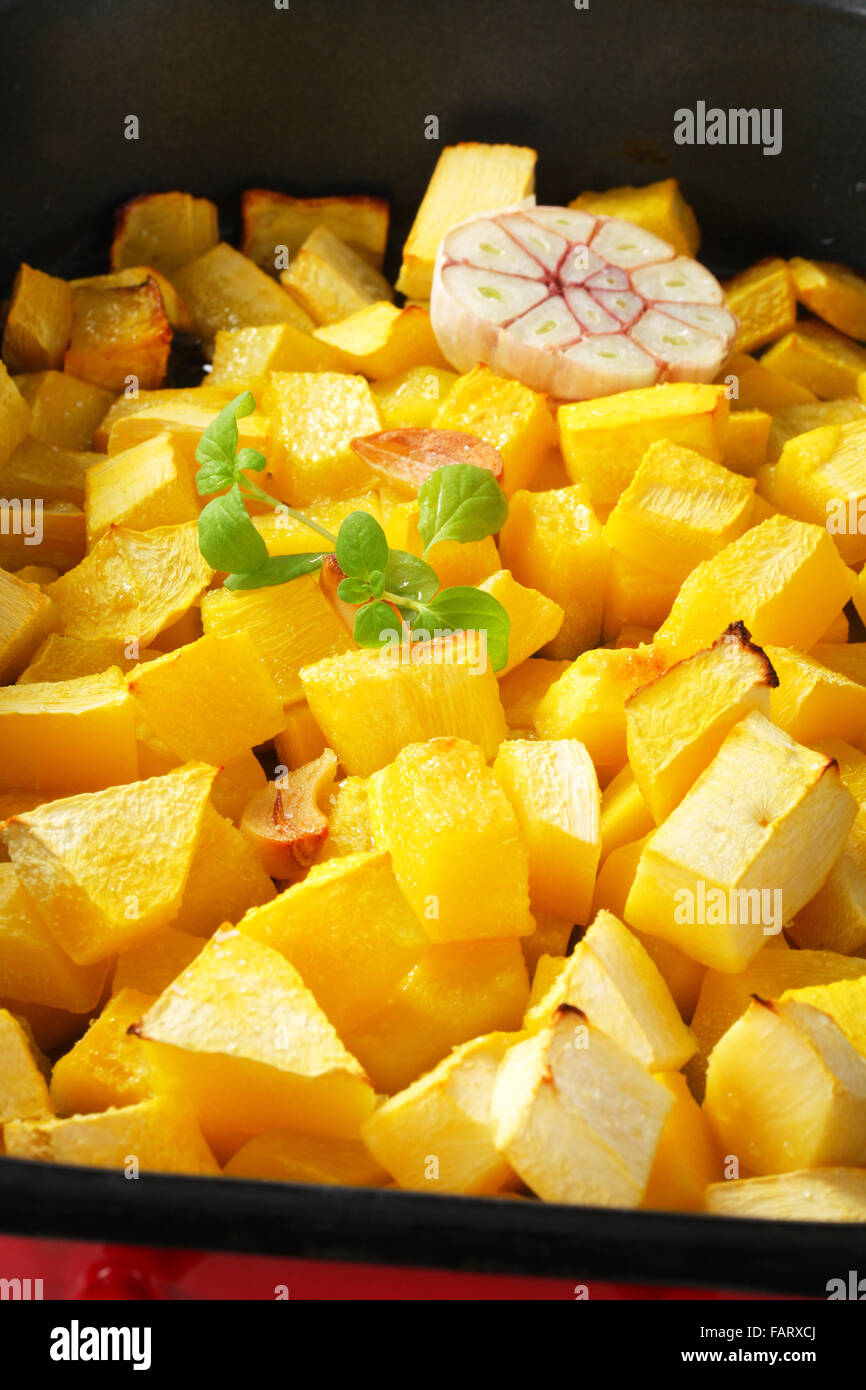 Gewürfelten Kürbis gebraten mit Knoblauch in einer Pfanne backen Stockfoto