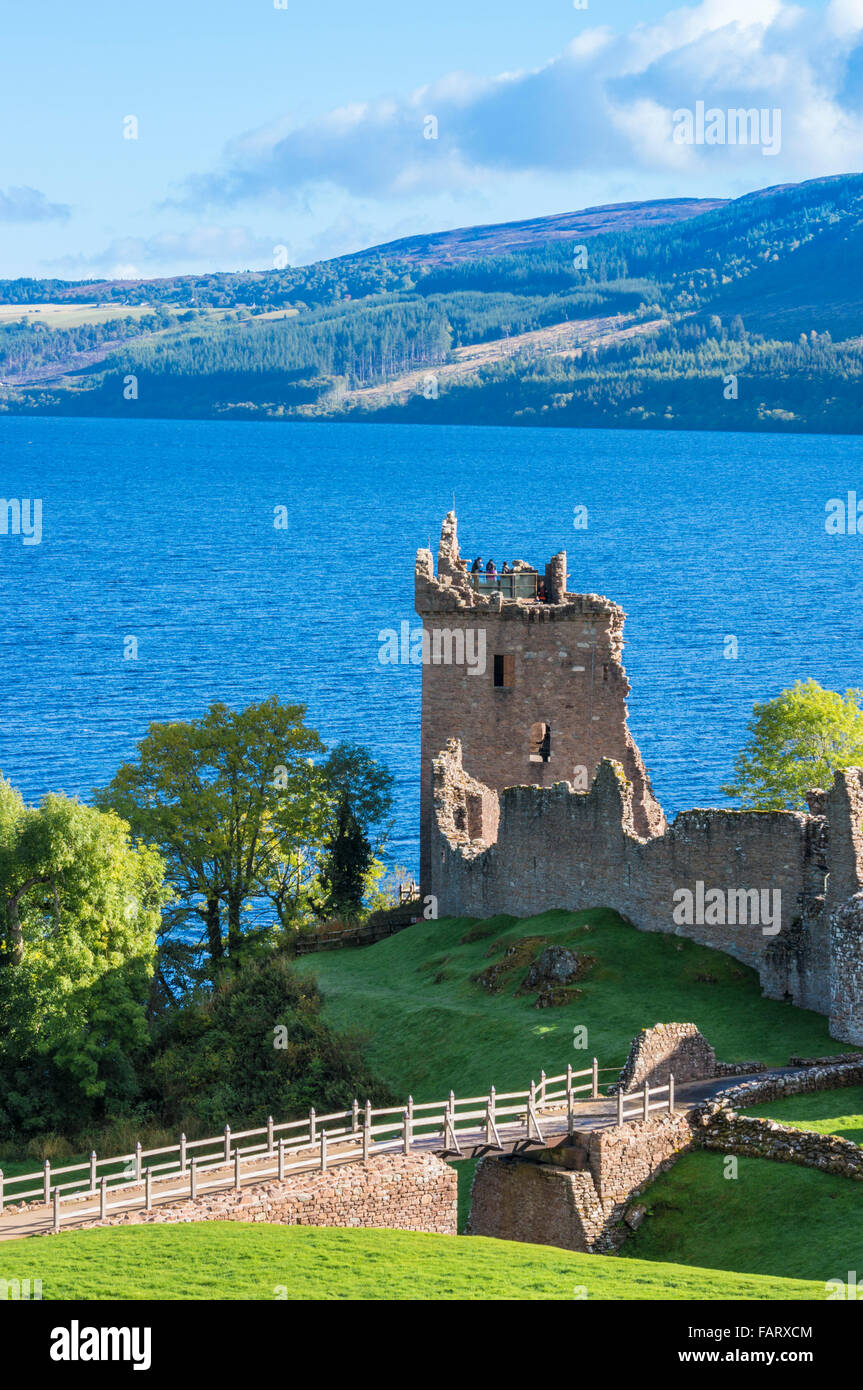 Urquhart Castle neben Loch Ness auf Strone Point in der Nähe von Drumnadrochit Dorf Highlands von Schottland Großbritannien GB EU Europa Stockfoto