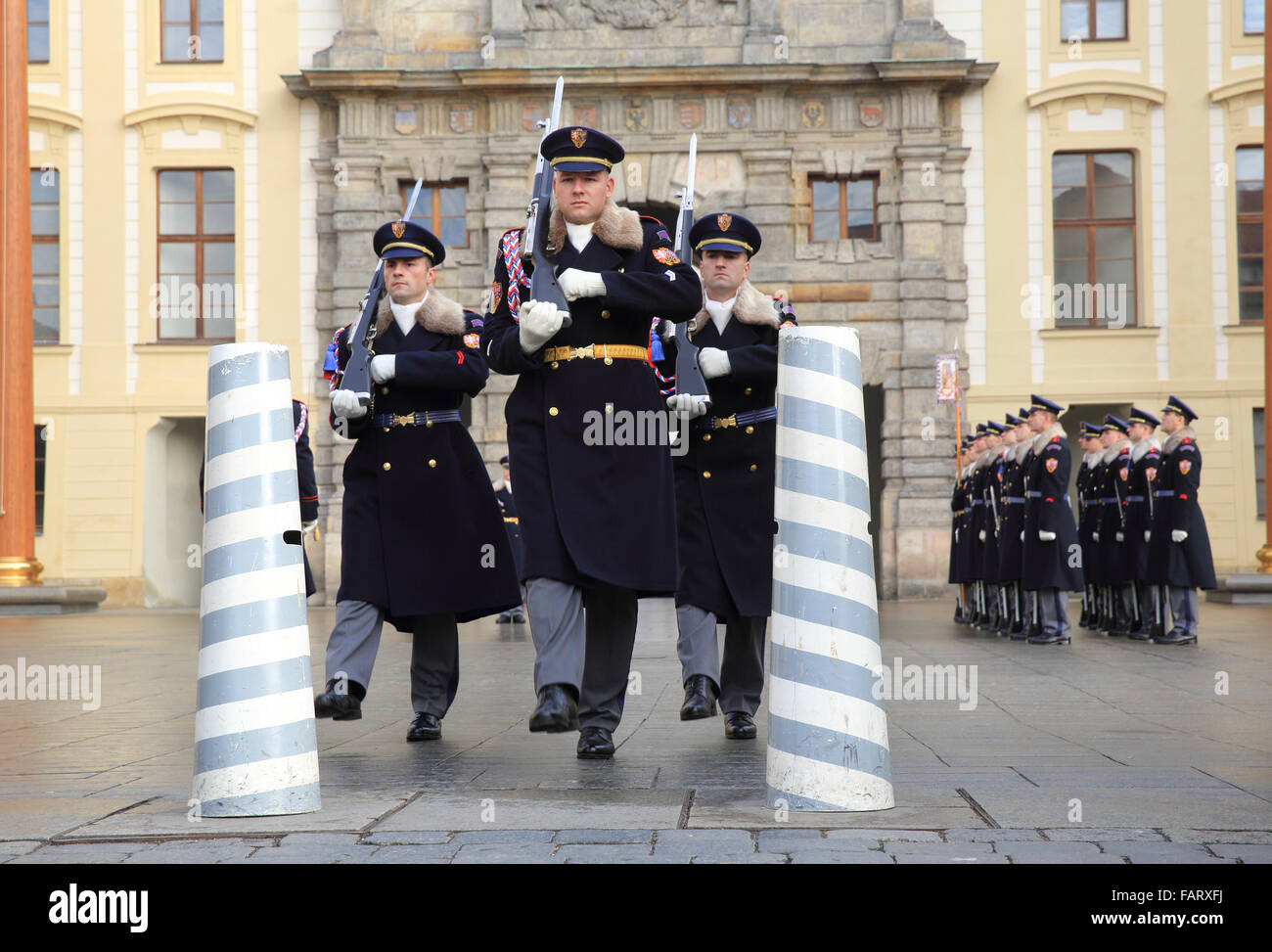 Das Ändern der Mittag Wachablösung am Eingang zur Prager Burg, im Winter, Tschechische Republik, Europa Stockfoto