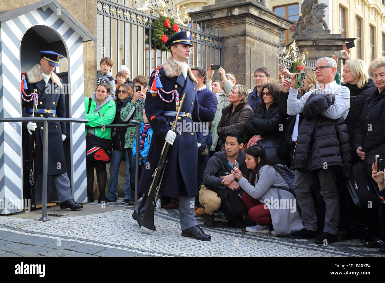 Das Ändern der Mittag Wachablösung am Eingang zur Prager Burg, im Winter, Tschechische Republik, Europa Stockfoto