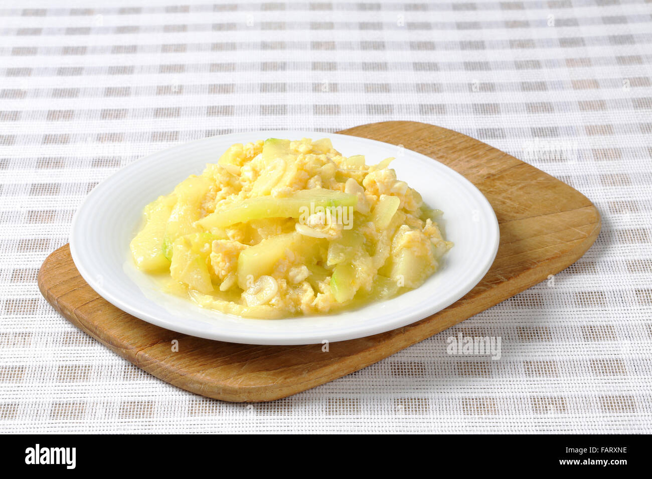 Rührei mit Zucchini und Knoblauch Stockfoto