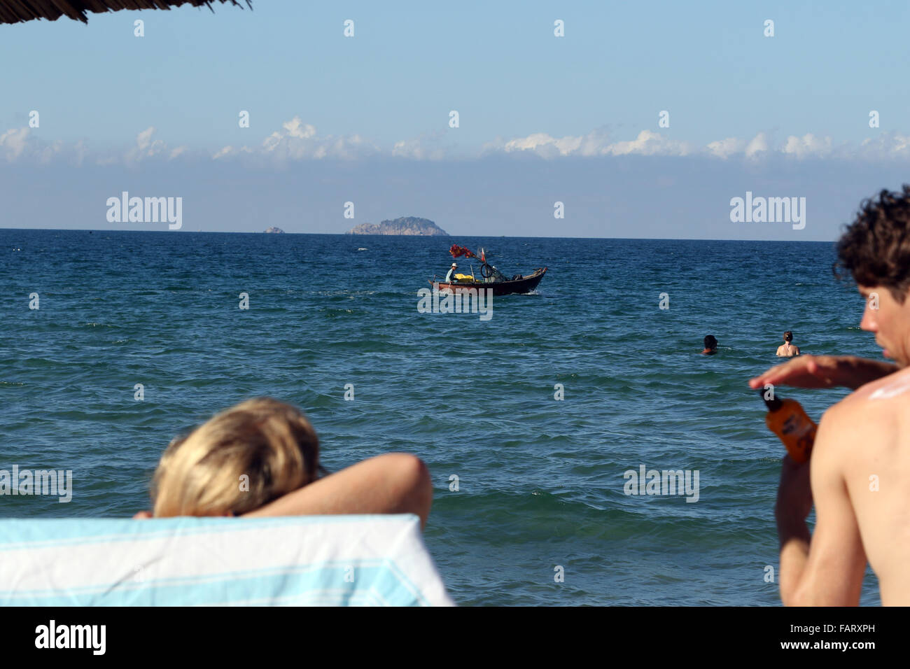Traditionelles Boot Südchinesische Meer schwimmende Strand Stockfoto